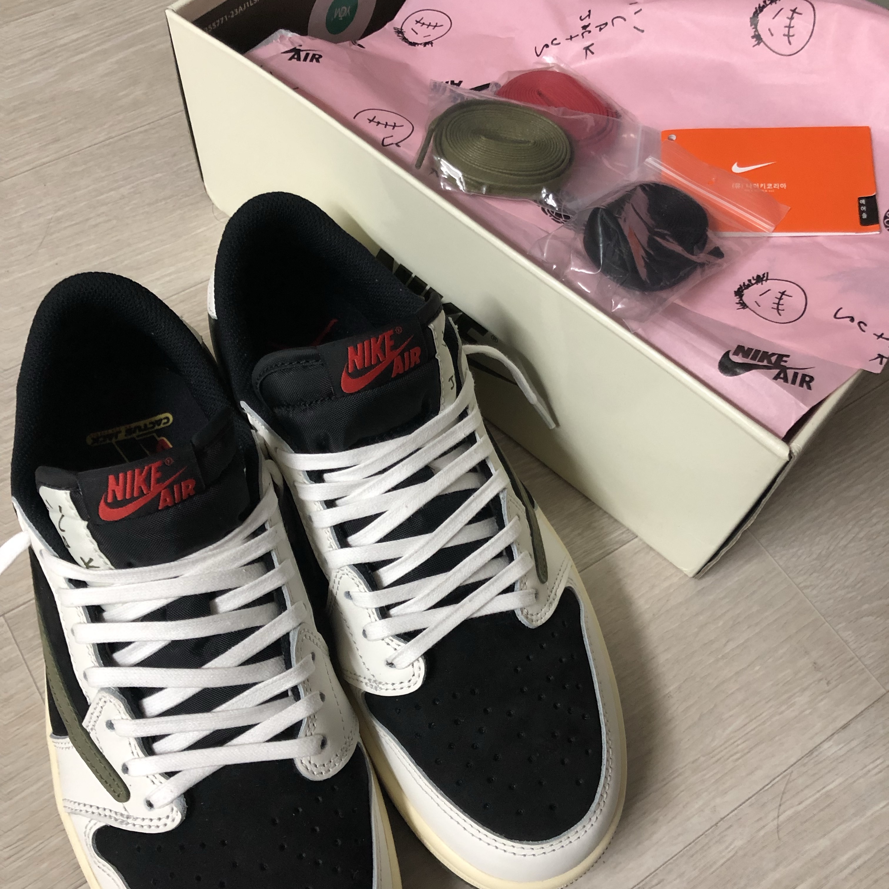(W) Jordan 1 x Travis Scott Retro Low OG SP Medium Olive 착용 스타일 - 2
