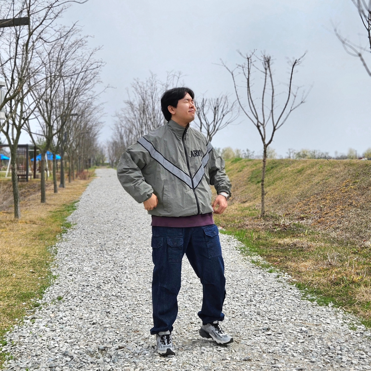 Salomon Speedverse PRG Silver Frost Grey Lunar Rock, Engineered Garments Feather PC Twill FA Pants Dark Navy 착용 스타일 - 2