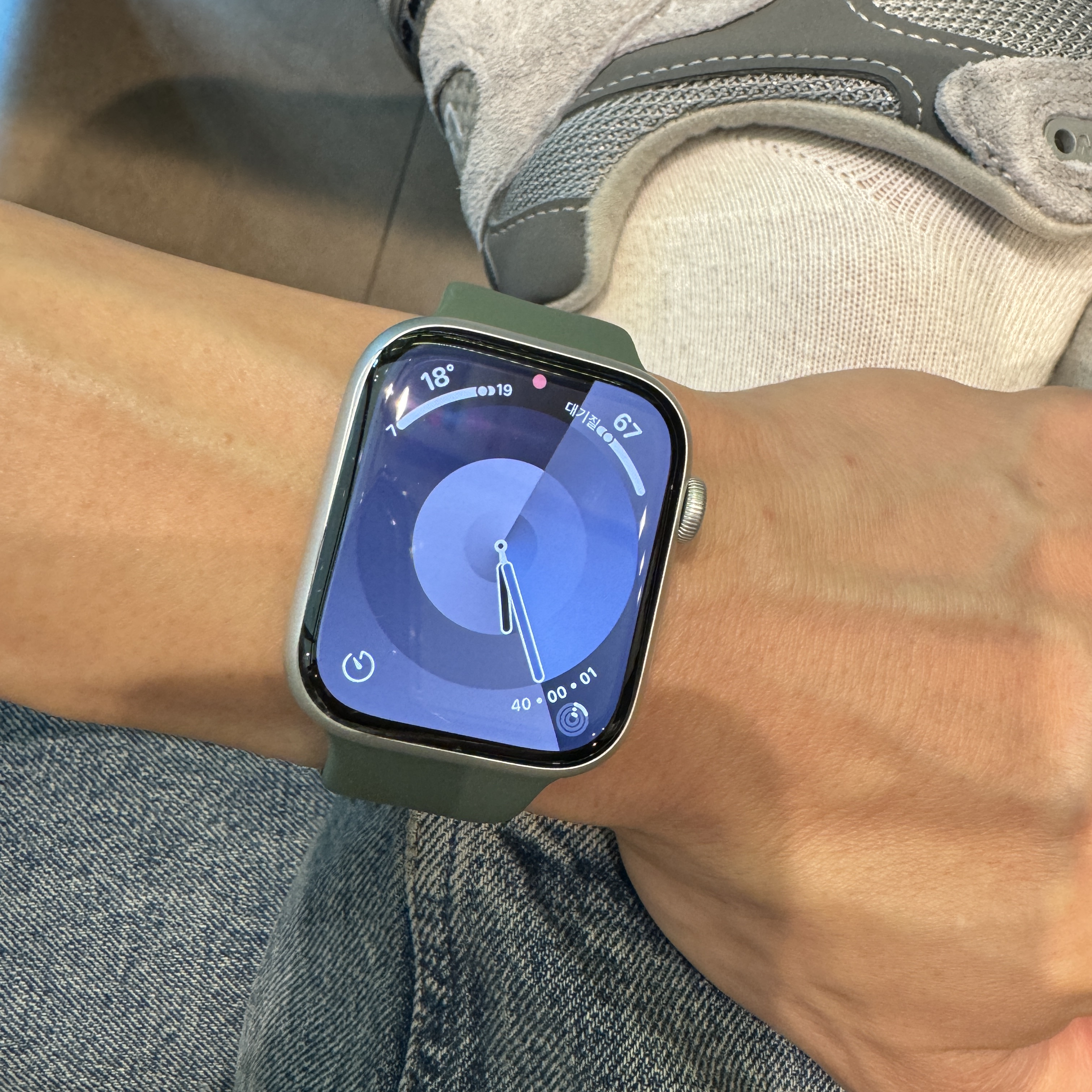 Apple Watch Series 9 45mm GPS Silver Aluminium Case with Sport Loop Winter Blue (Korean Ver.) 착용 스타일