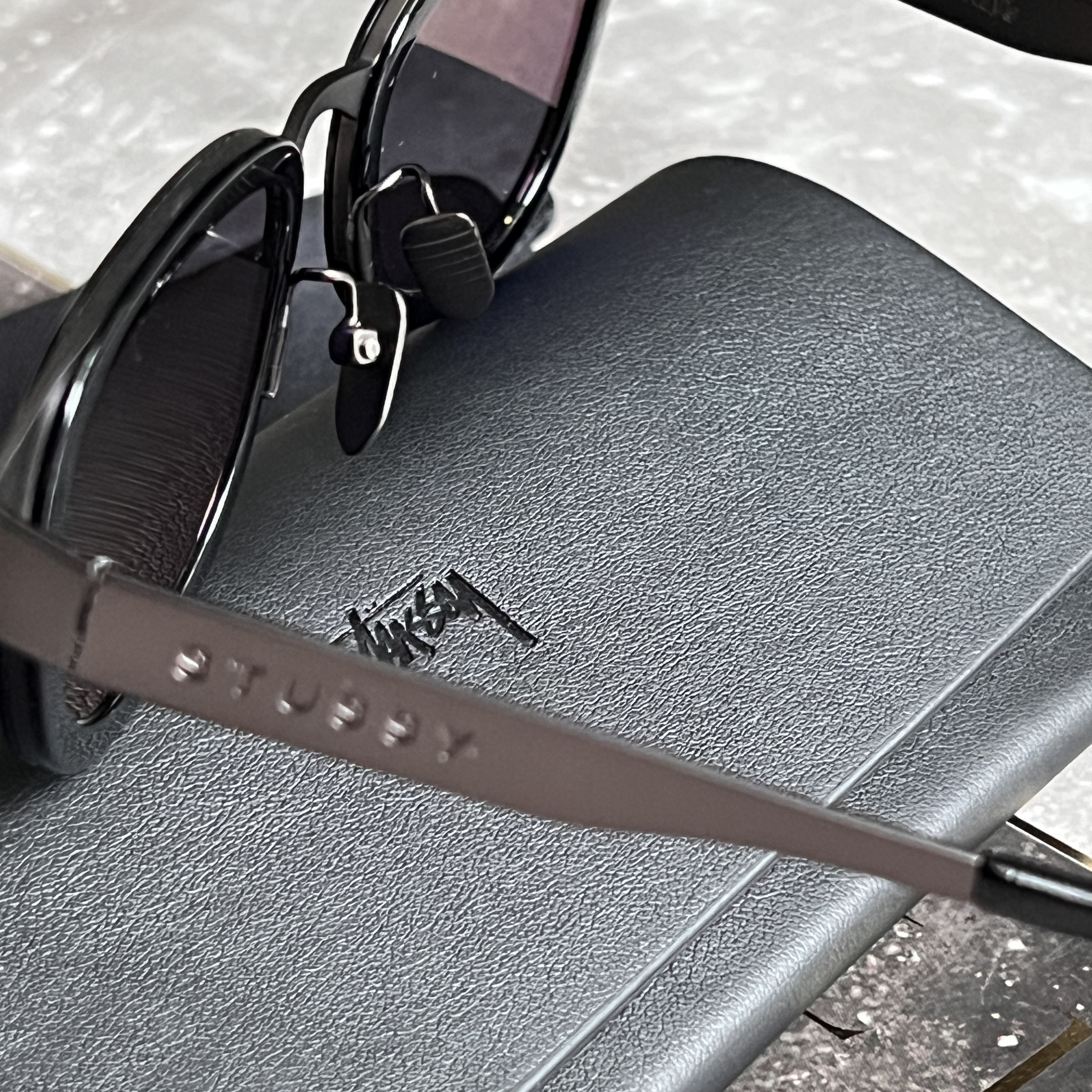Stussy Vidal Sunglasses Black Black Lens 착용 스타일 - 2