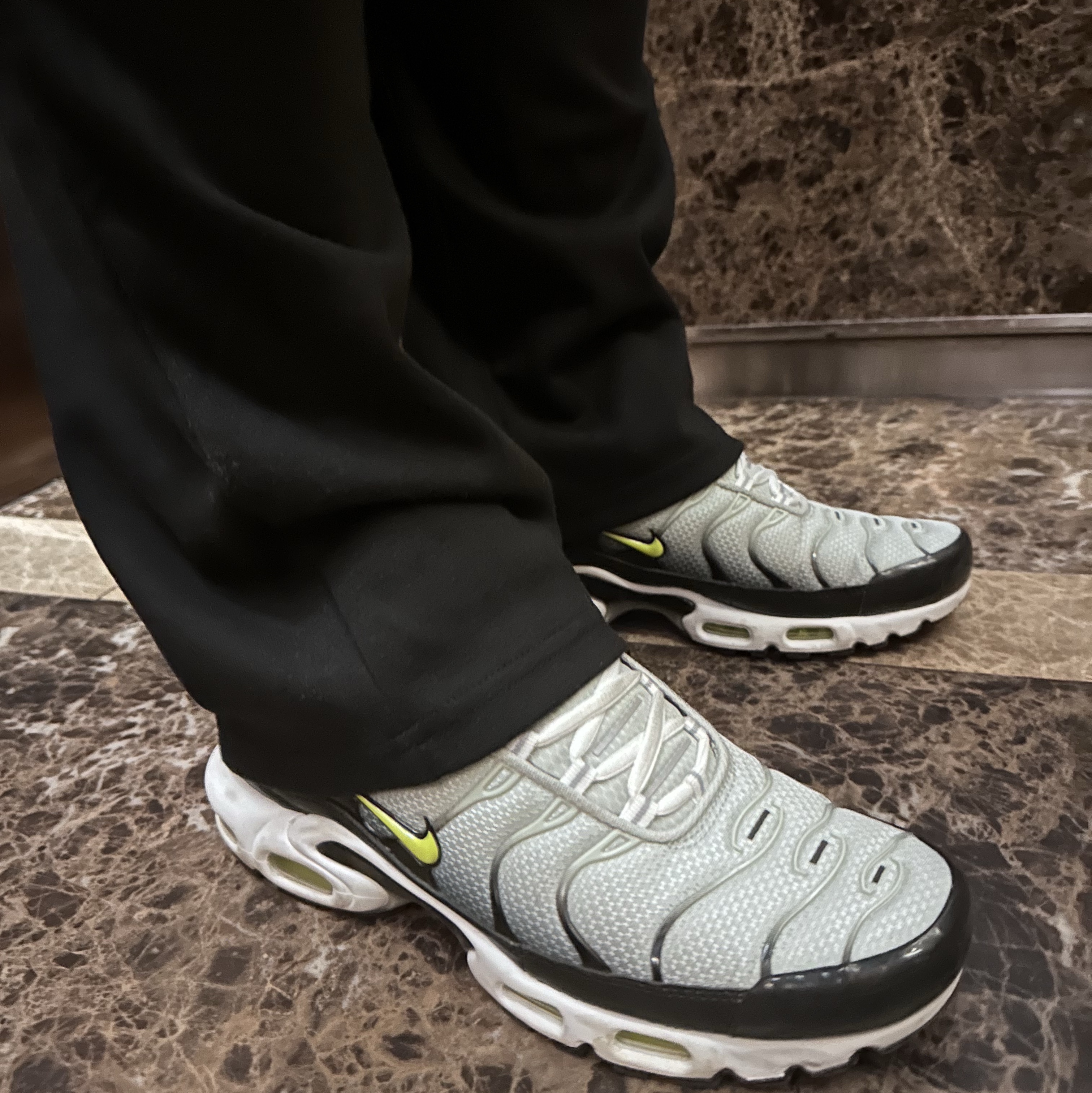 Stussy Canvas Side Pouch Washed Black, Nike Air Max Plus Black Bright Cactus 착용 스타일 - 4