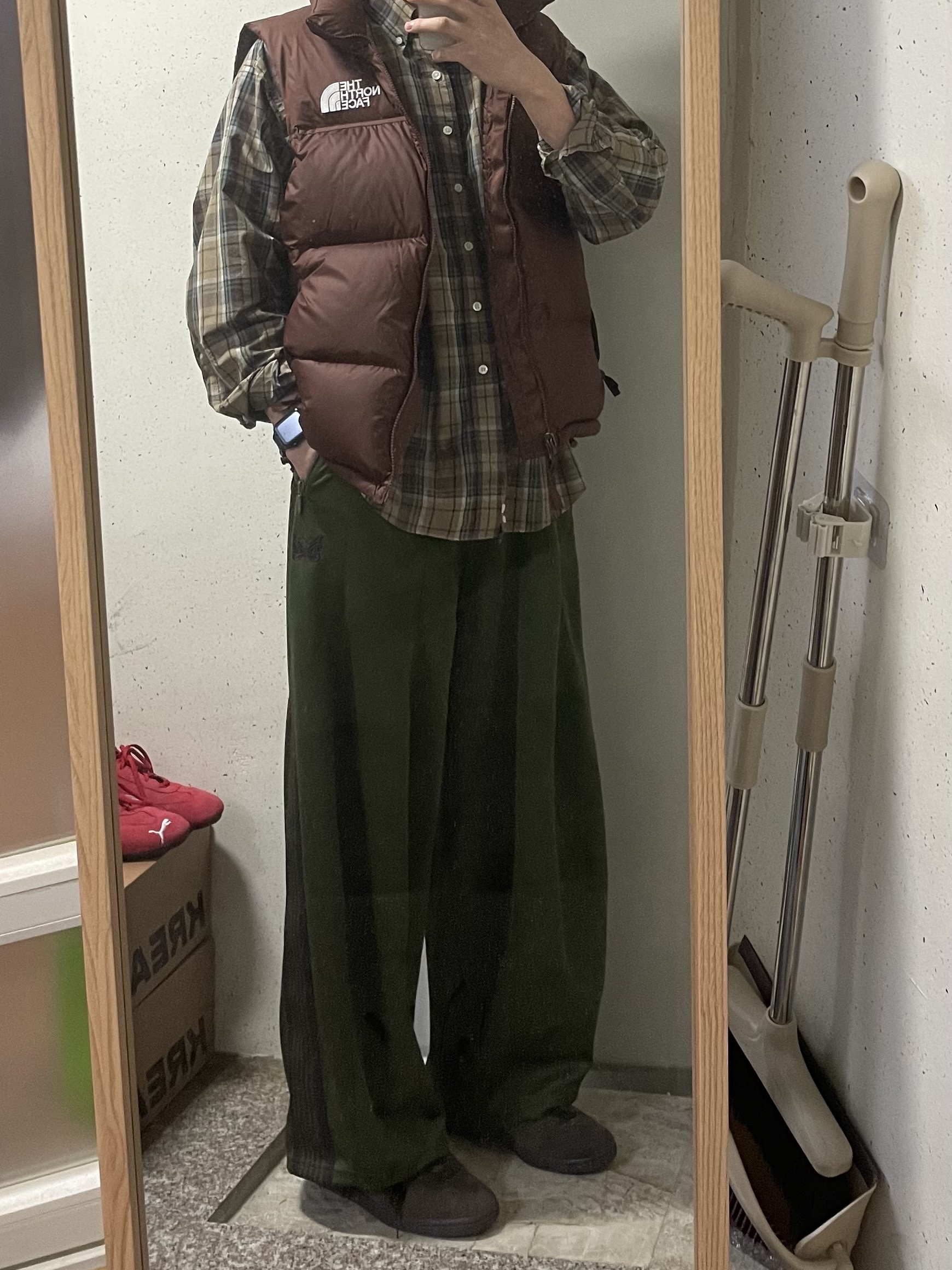 Adidas Tobacco Gruen Dark Brown, The North Face 1996 Retro Nuptse Vest Dark Oak 착용 스타일 - 1