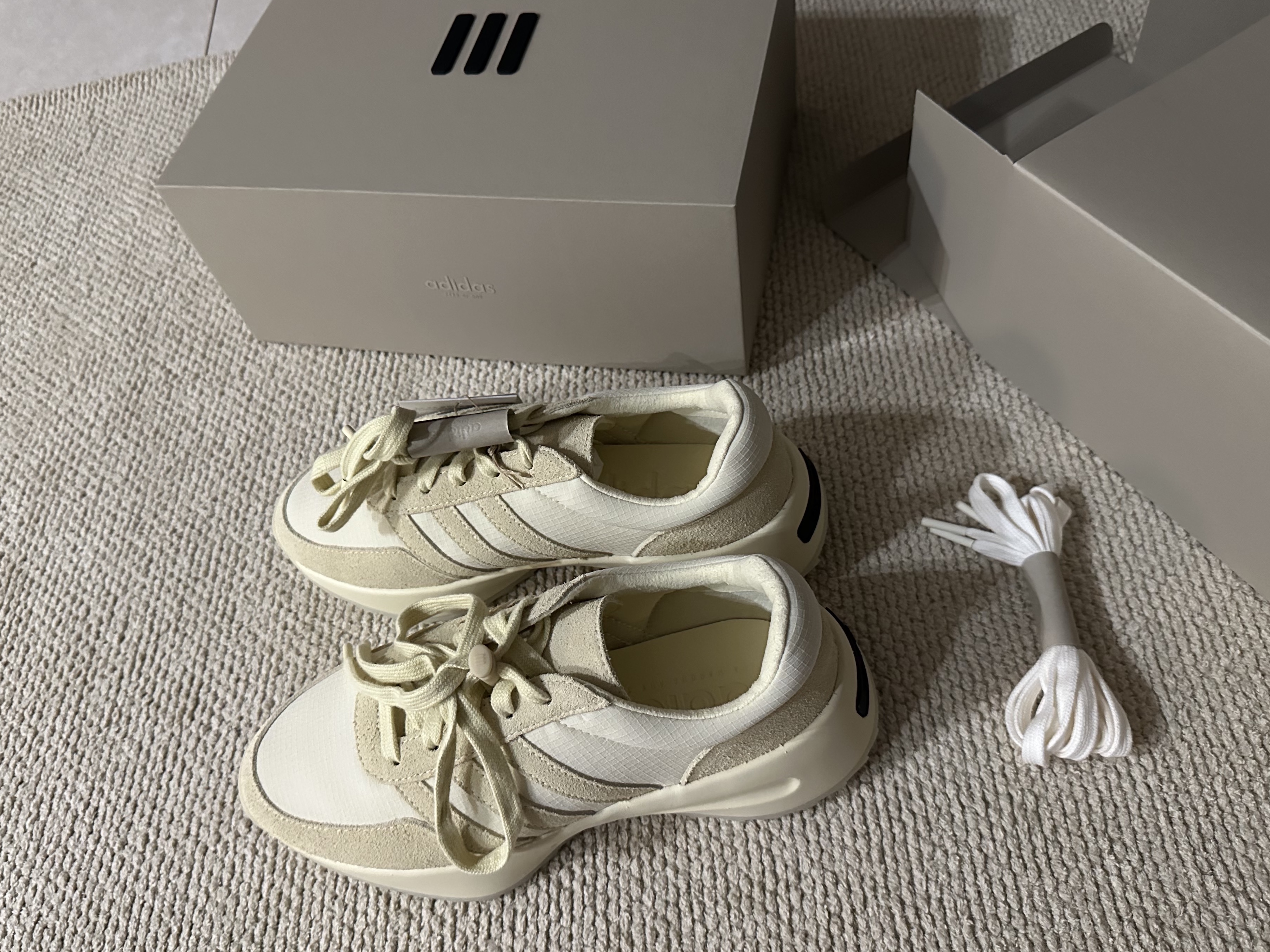 Adidas x Fear of God Athletics Los Angeles Pale Yellow 착용 스타일 - 2
