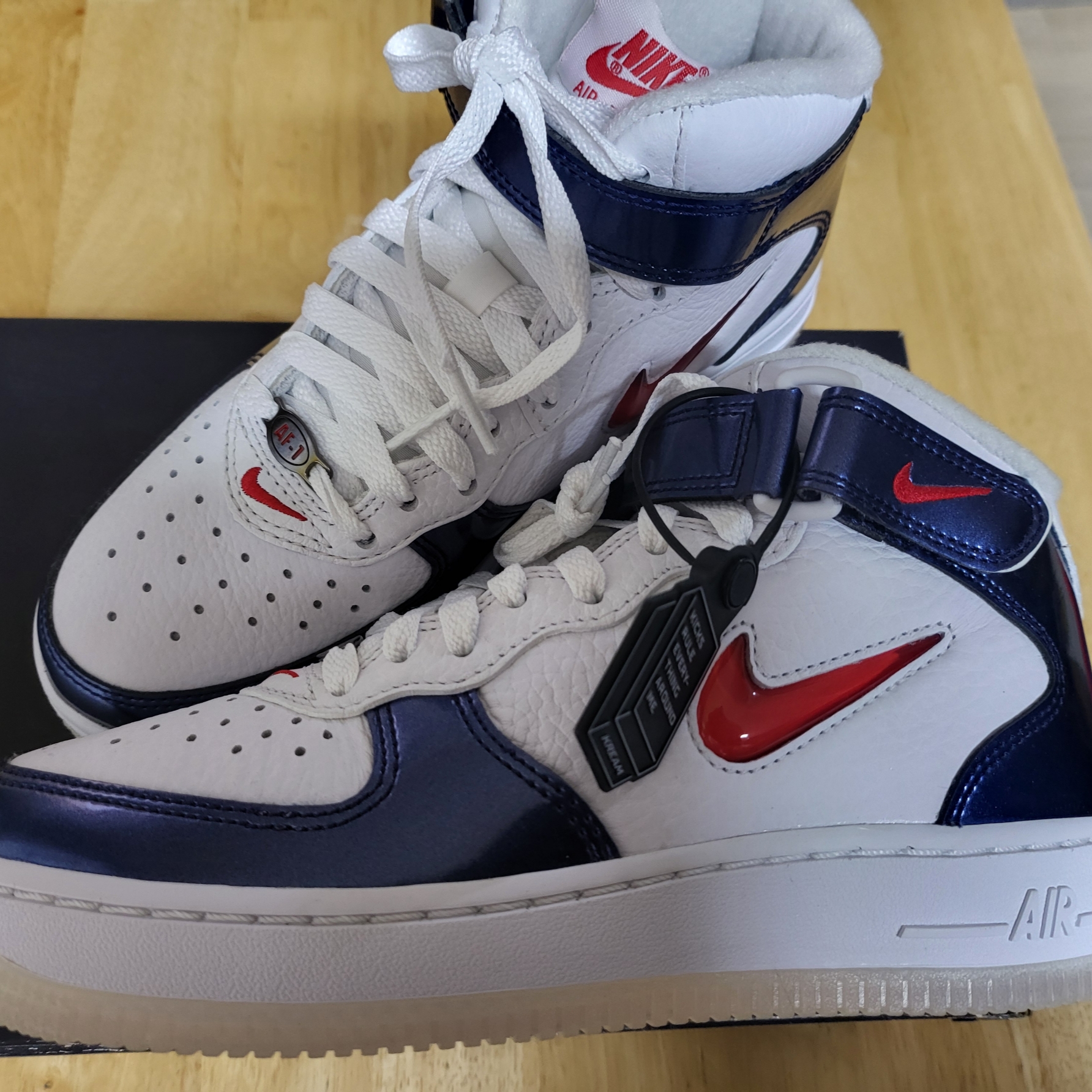 Nike Air Force 1 Mid QS University Red and Midnight Navy 착용 스타일 - 3