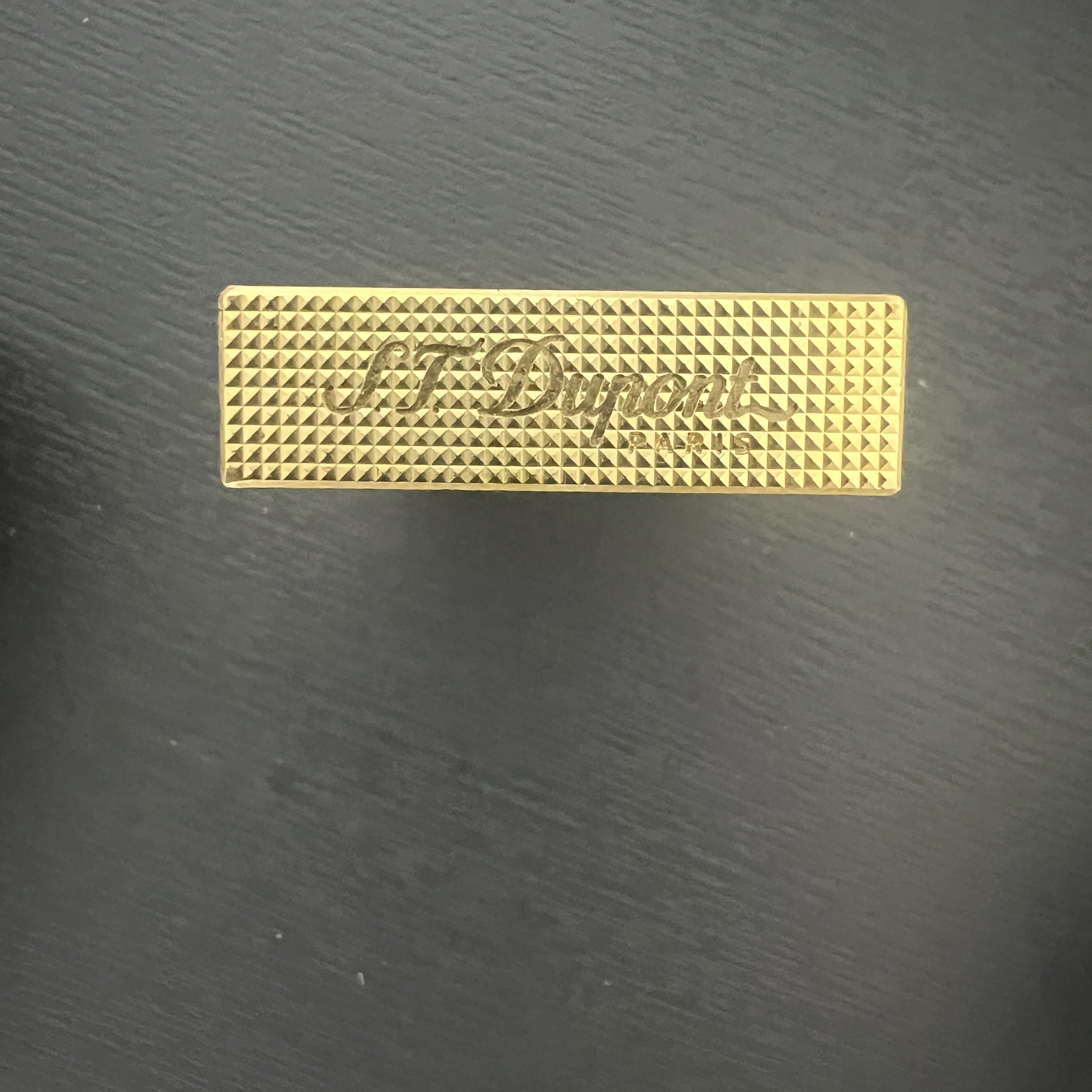 S.T. Dupont Line 2 Micro Diamond Head Matte Lacquer Lighter Black Yellow Gold 착용 스타일 - 3