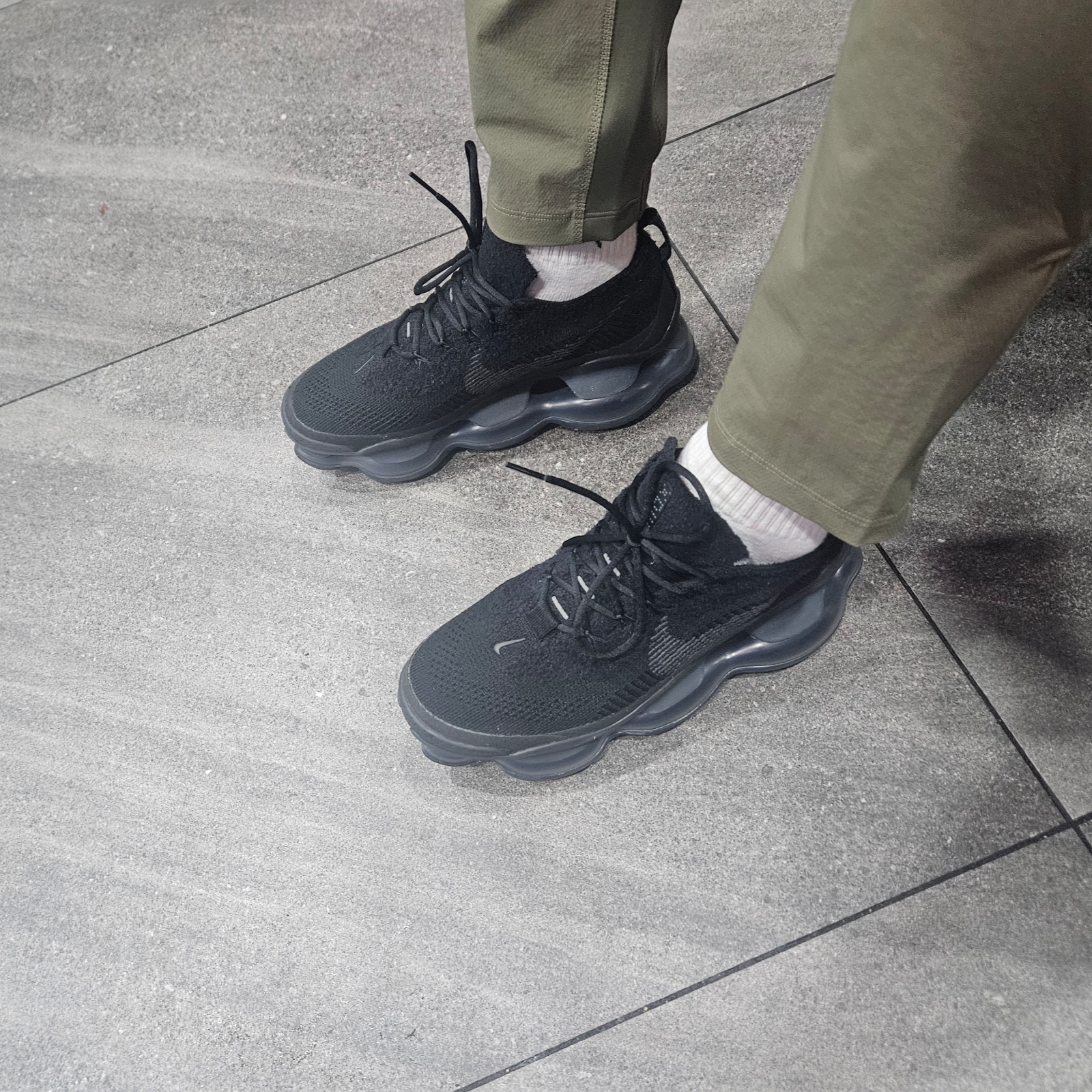 Nike Air Max Scorpion Flyknit Black Anthracite 착용 스타일