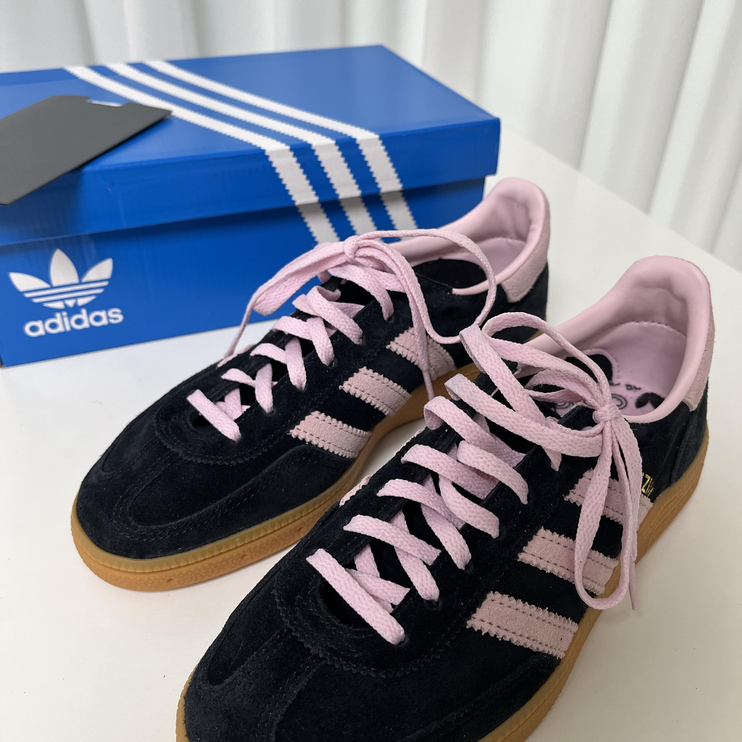 (W) Adidas Spezial Handball Core Black Clear Pink 착용 스타일 - 1