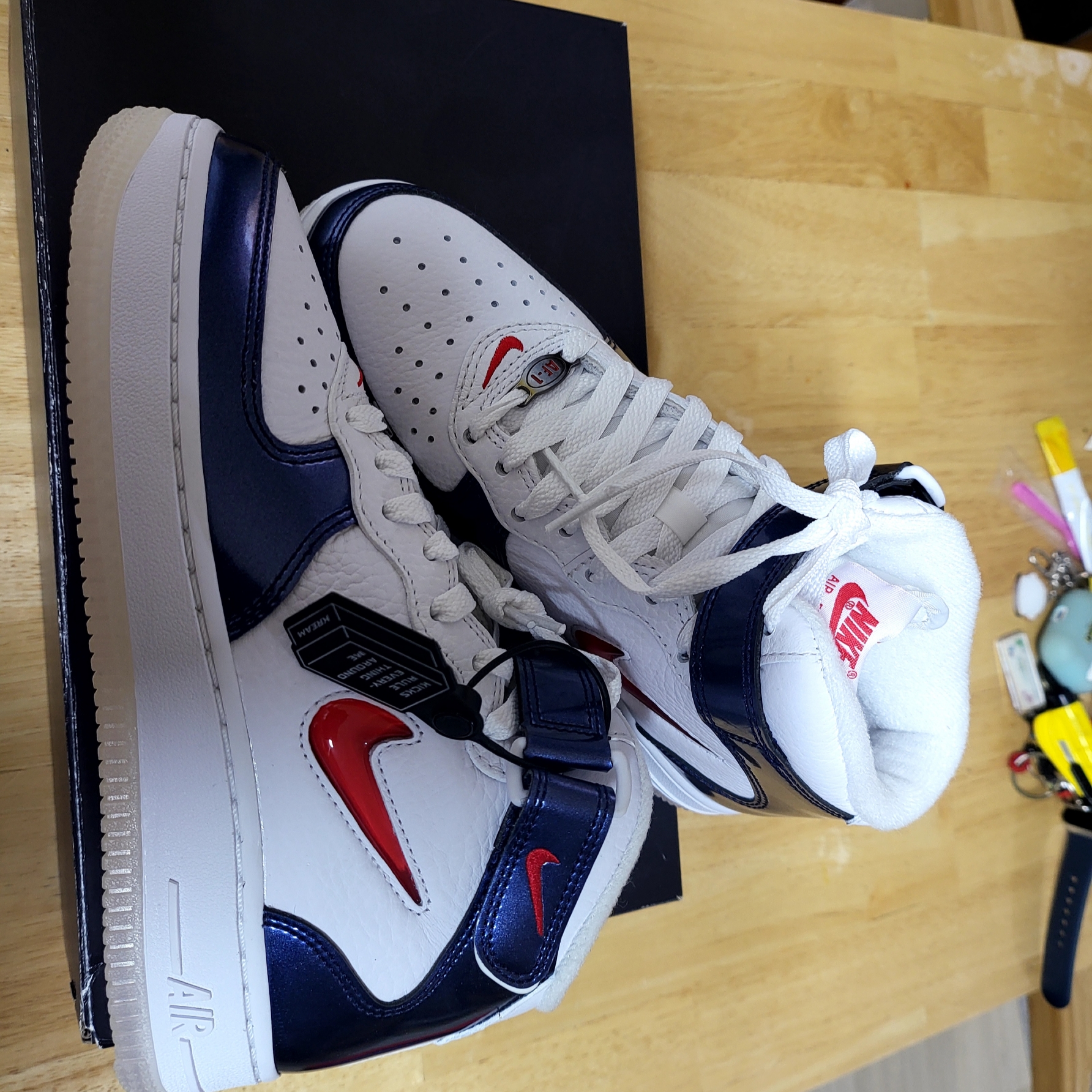 Nike Air Force 1 Mid QS University Red and Midnight Navy 착용 스타일 - 1