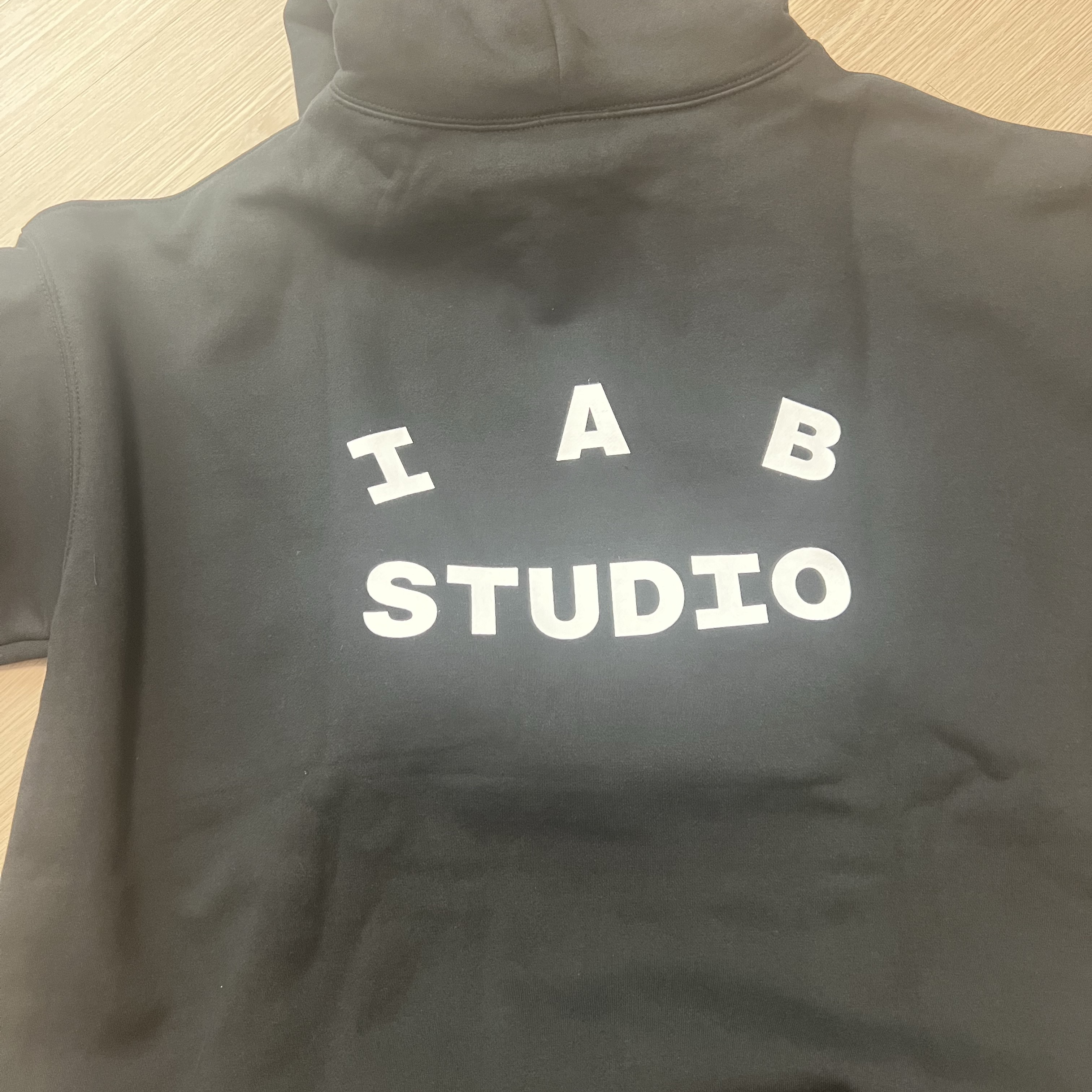 IAB Studio Hoodie Black 착용 스타일
