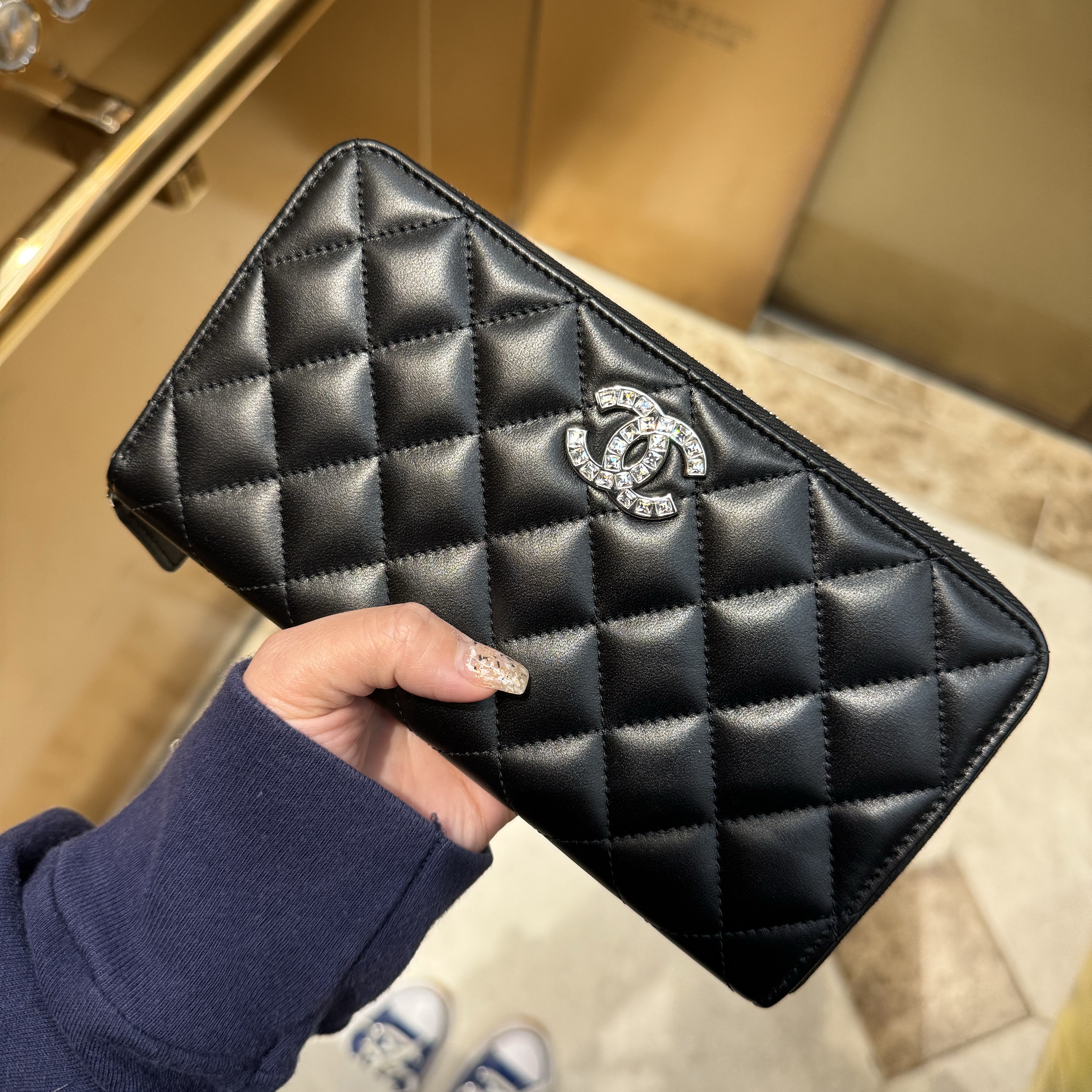 Chanel Long Zipped Wallet Lambskin Strass & Silver Black 착용 스타일 - 1