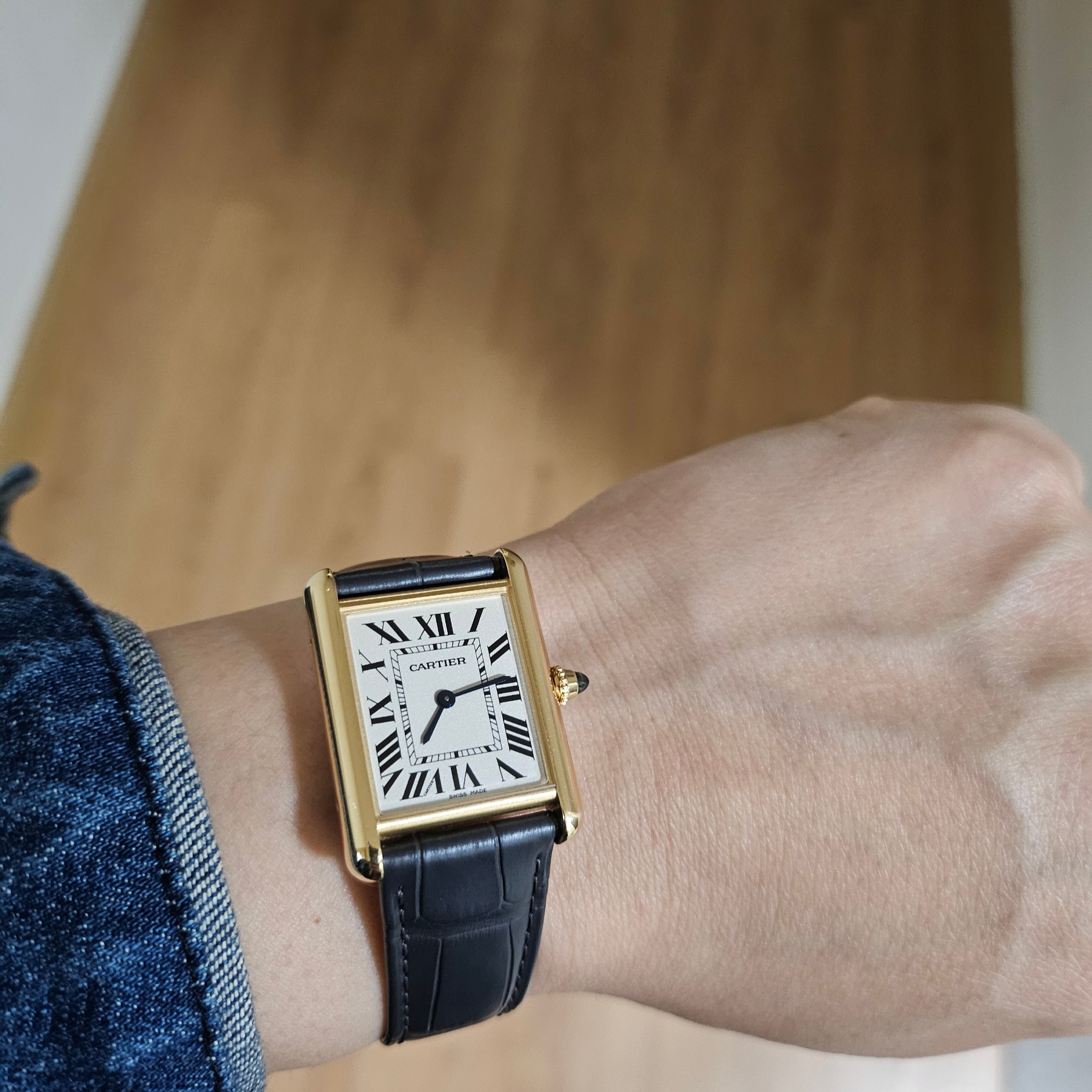 Cartier Tank Louis Watch Large Quartz Yellow Gold Alligator Skin Dark Grey 착용 스타일