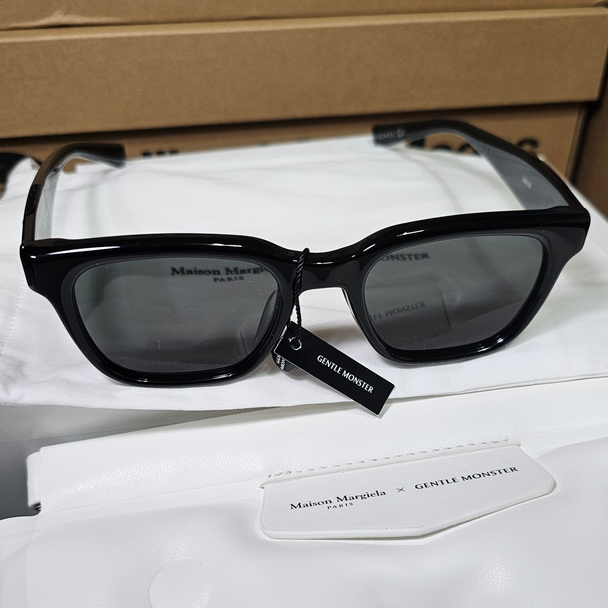 Gentle Monster x Maison Margiela MM110 Black Black 착용 스타일