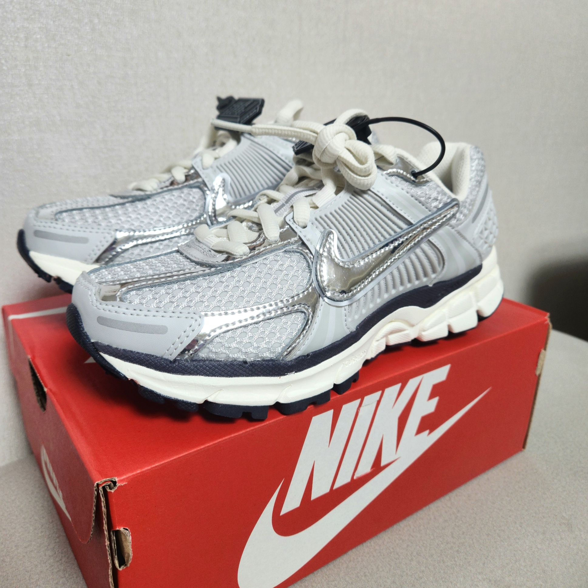 (W) Nike Zoom Vomero 5 Photon Dust and Metallic Silver 착용 스타일
