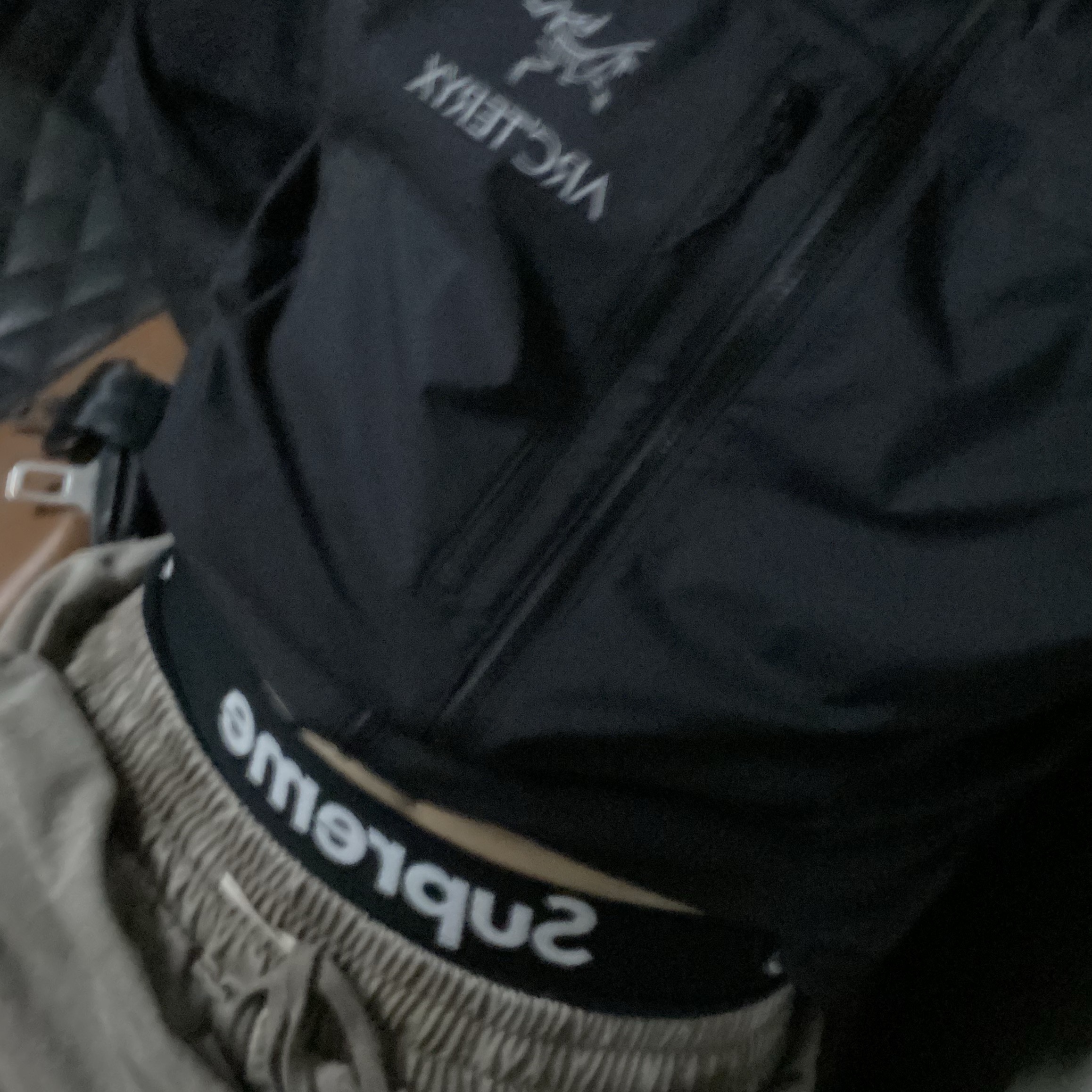 Arc'teryx Squamish Hoody Black, Supreme Hanes Boxer Briefs Black (4 Pack) 착용 스타일