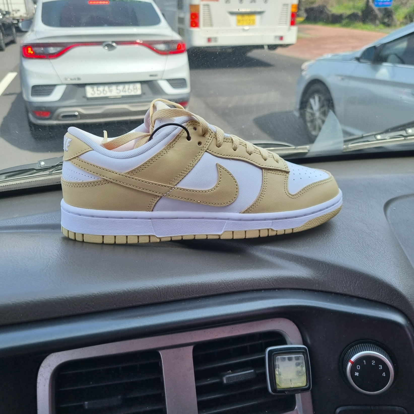 Nike Dunk Low Team Gold and White 착용 스타일