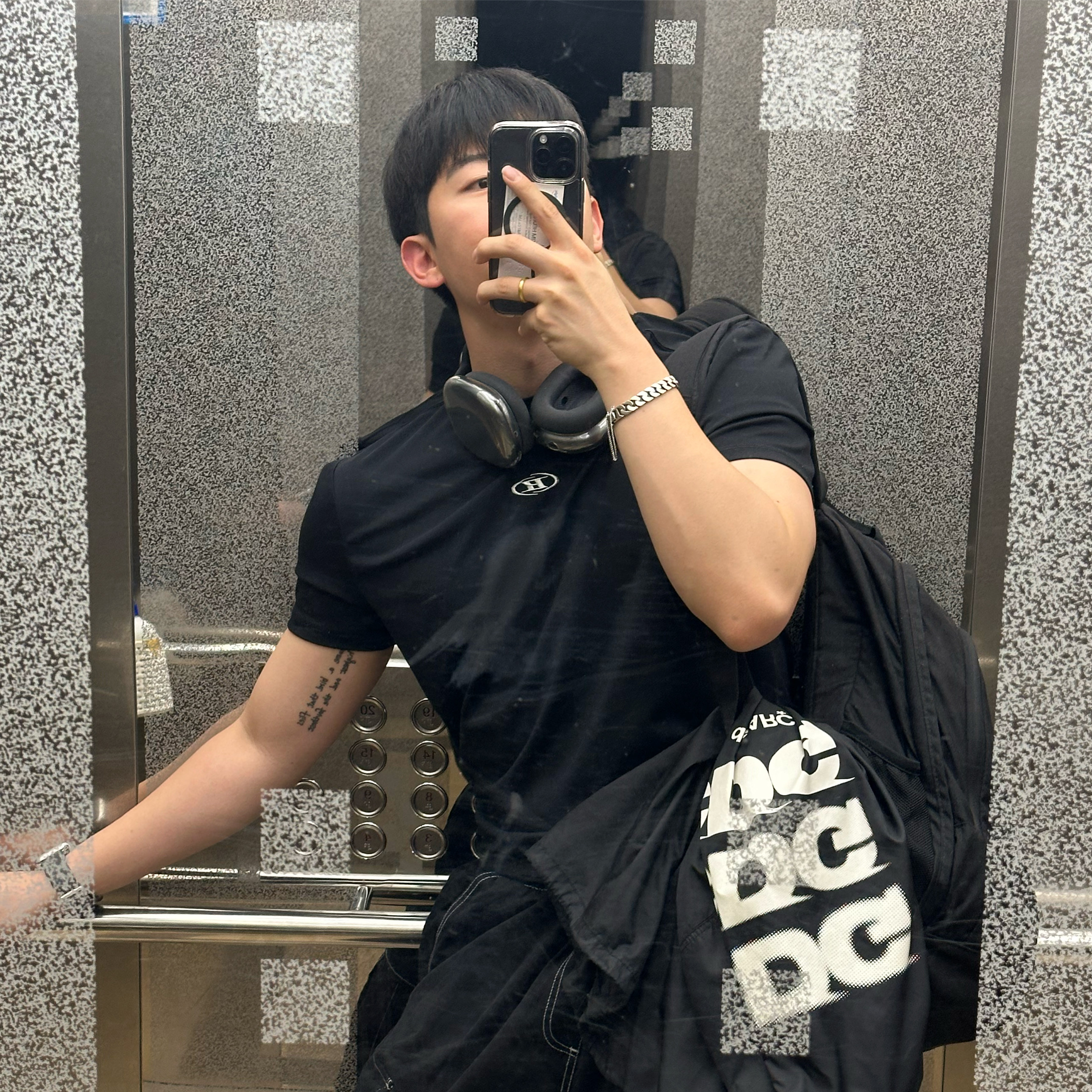 BORN TO WIN Silver B Logo Muscle Fit T-Shirts Black, CDG Logo Coach Jacket Black 착용 스타일