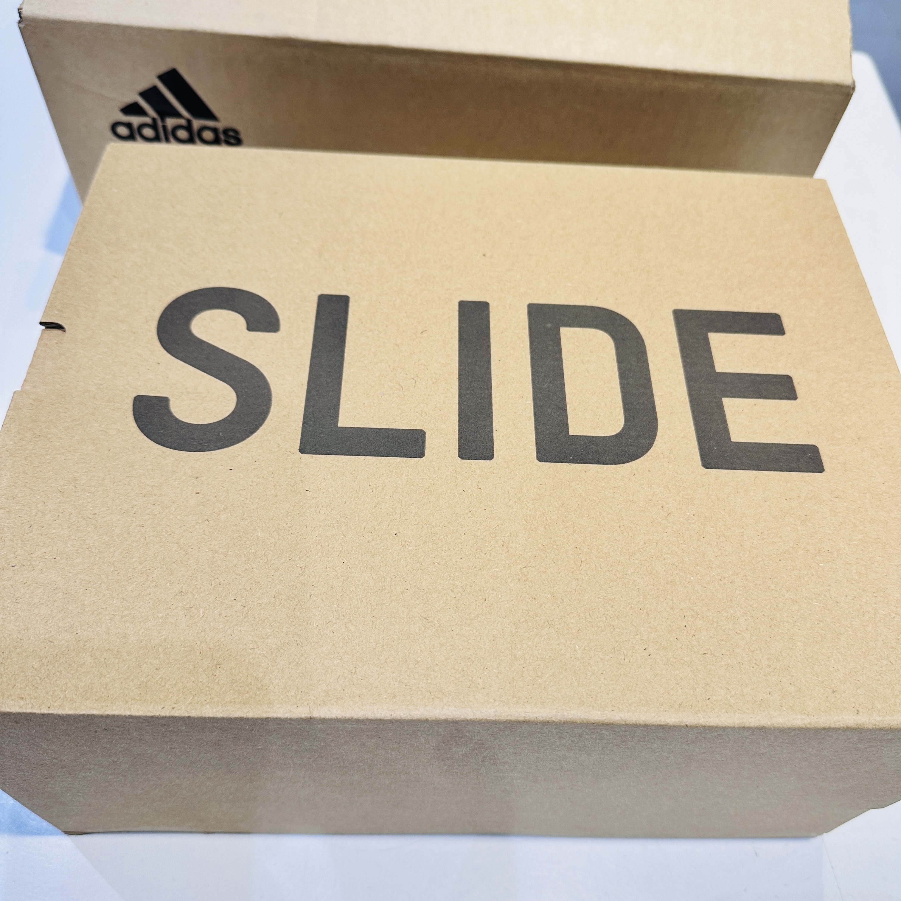 Adidas Yeezy Slide Onyx 착용 스타일 - 4