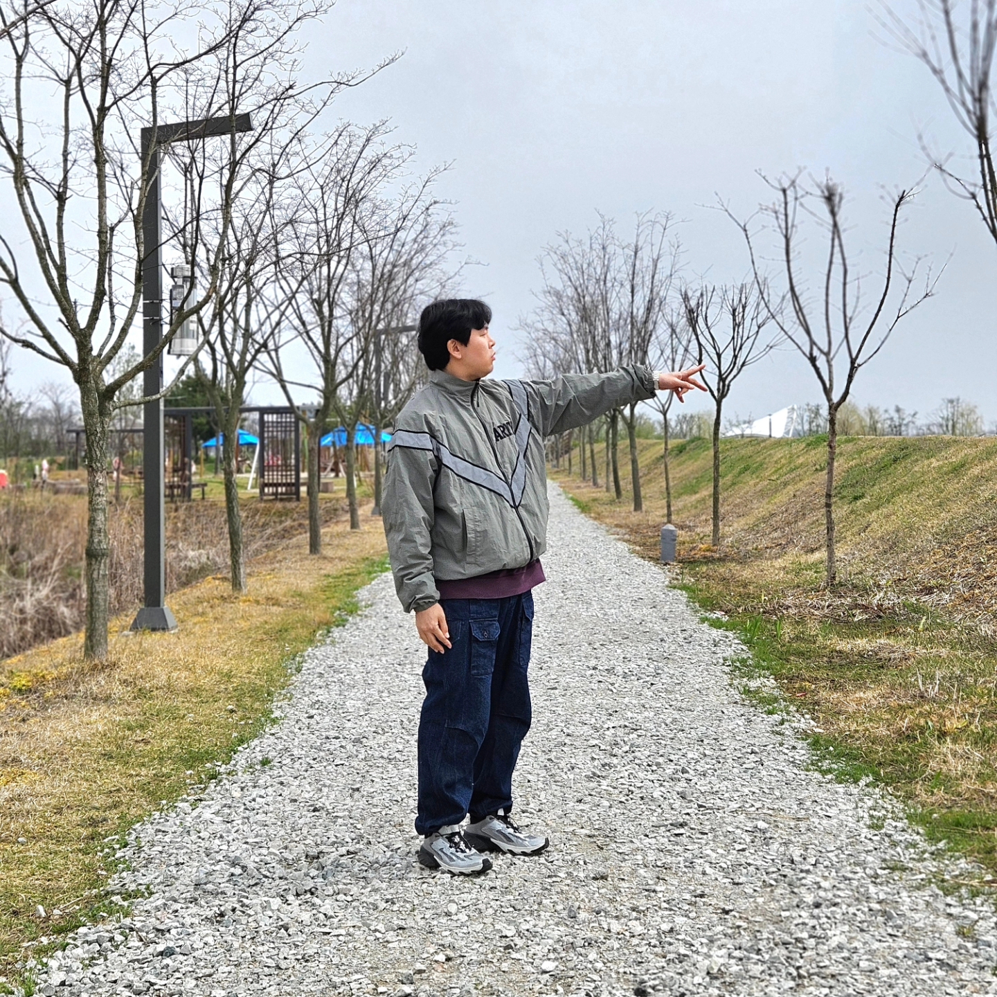 Salomon Speedverse PRG Silver Frost Grey Lunar Rock, Engineered Garments Feather PC Twill FA Pants Dark Navy 착용 스타일 - 3