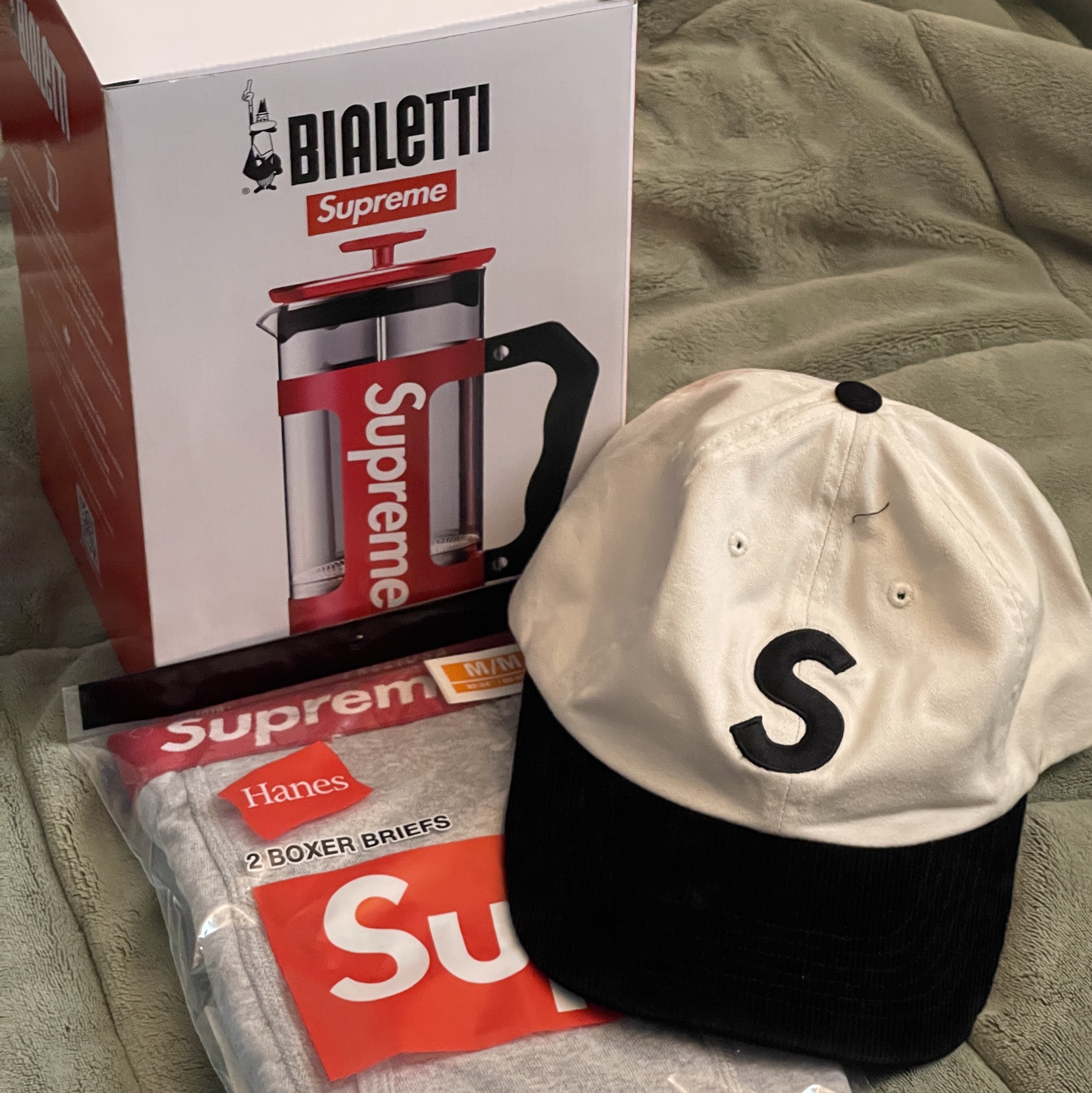 Supreme x Bialetti 8-Cup French Press Red - 24SS, Supreme 2-Tone S Logo 6-Panel Stone - 24SS 착용 스타일