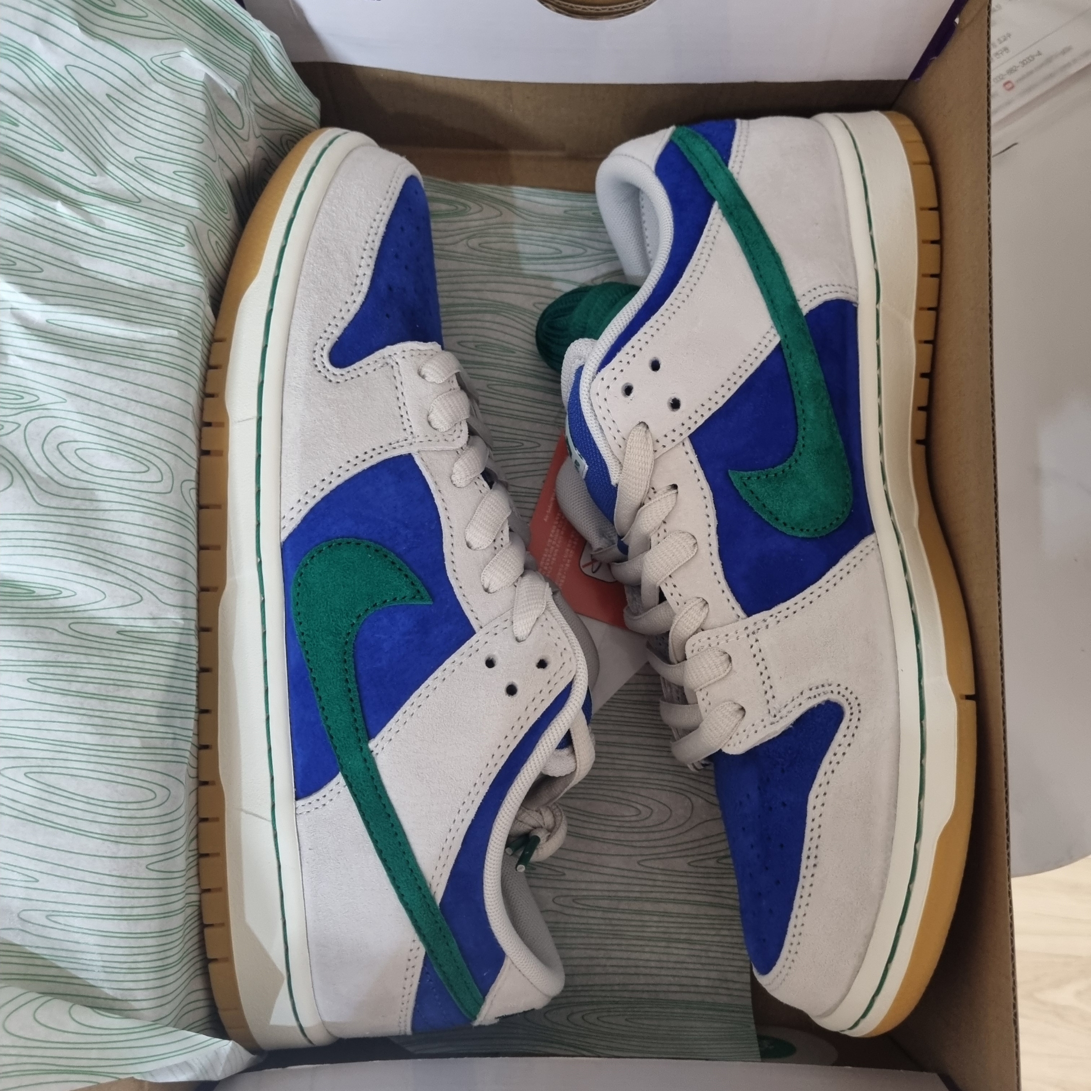 Nike SB Dunk Low Pro Phantom and Hyper Royal 착용 스타일