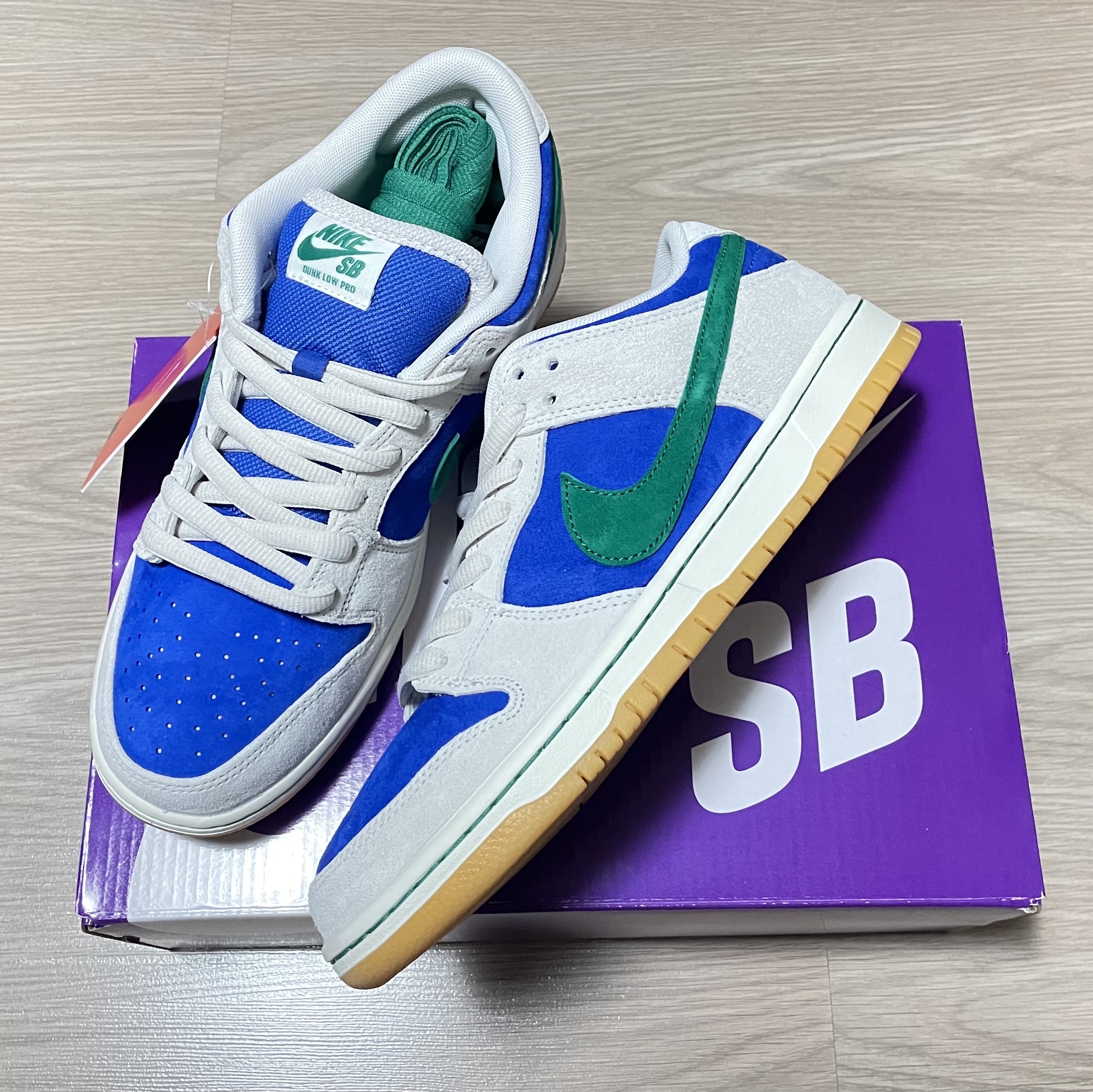 Nike SB Dunk Low Pro Phantom and Hyper Royal 착용 스타일