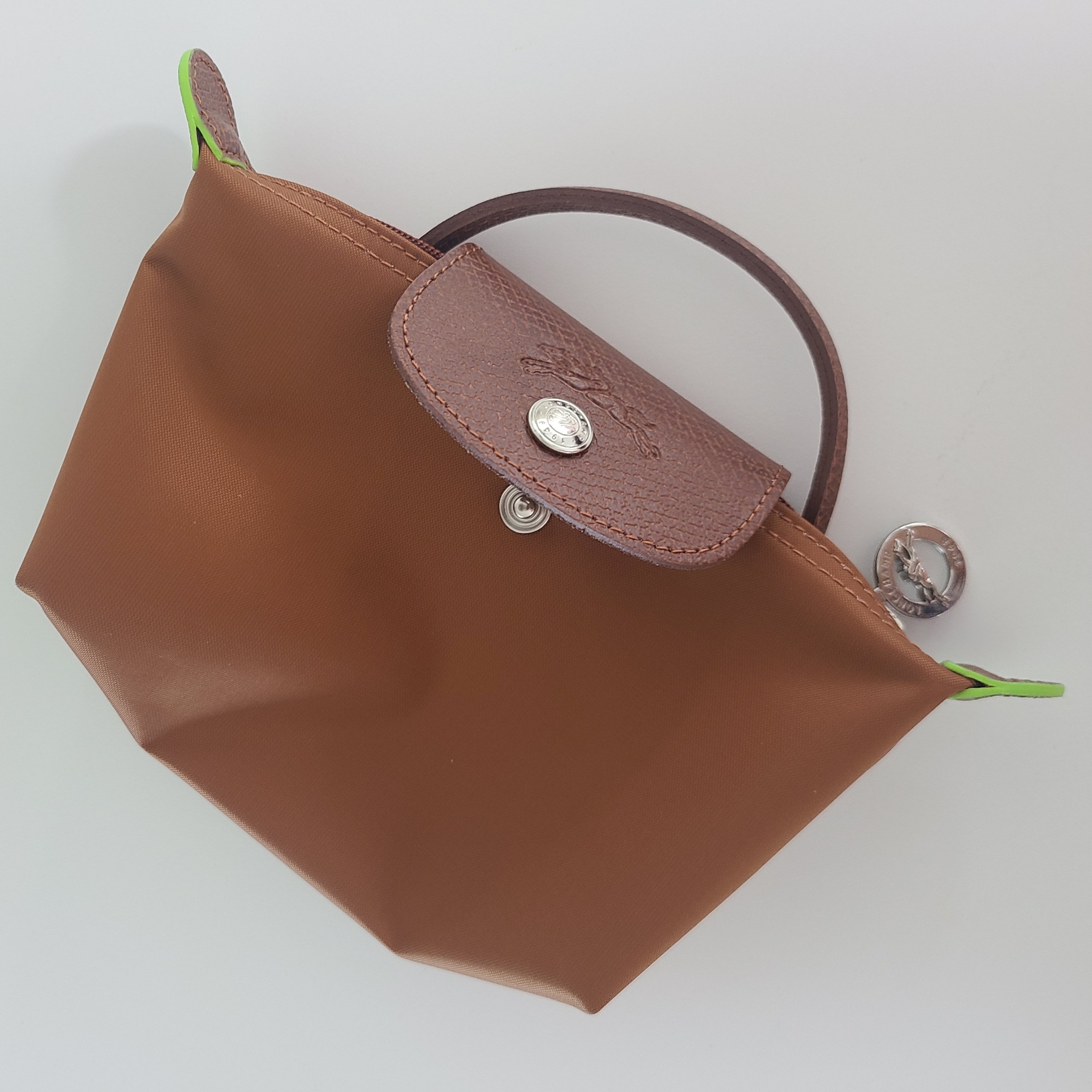 Longchamp Le Pliage Green Handle Pouch Brown Cognac 착용 스타일