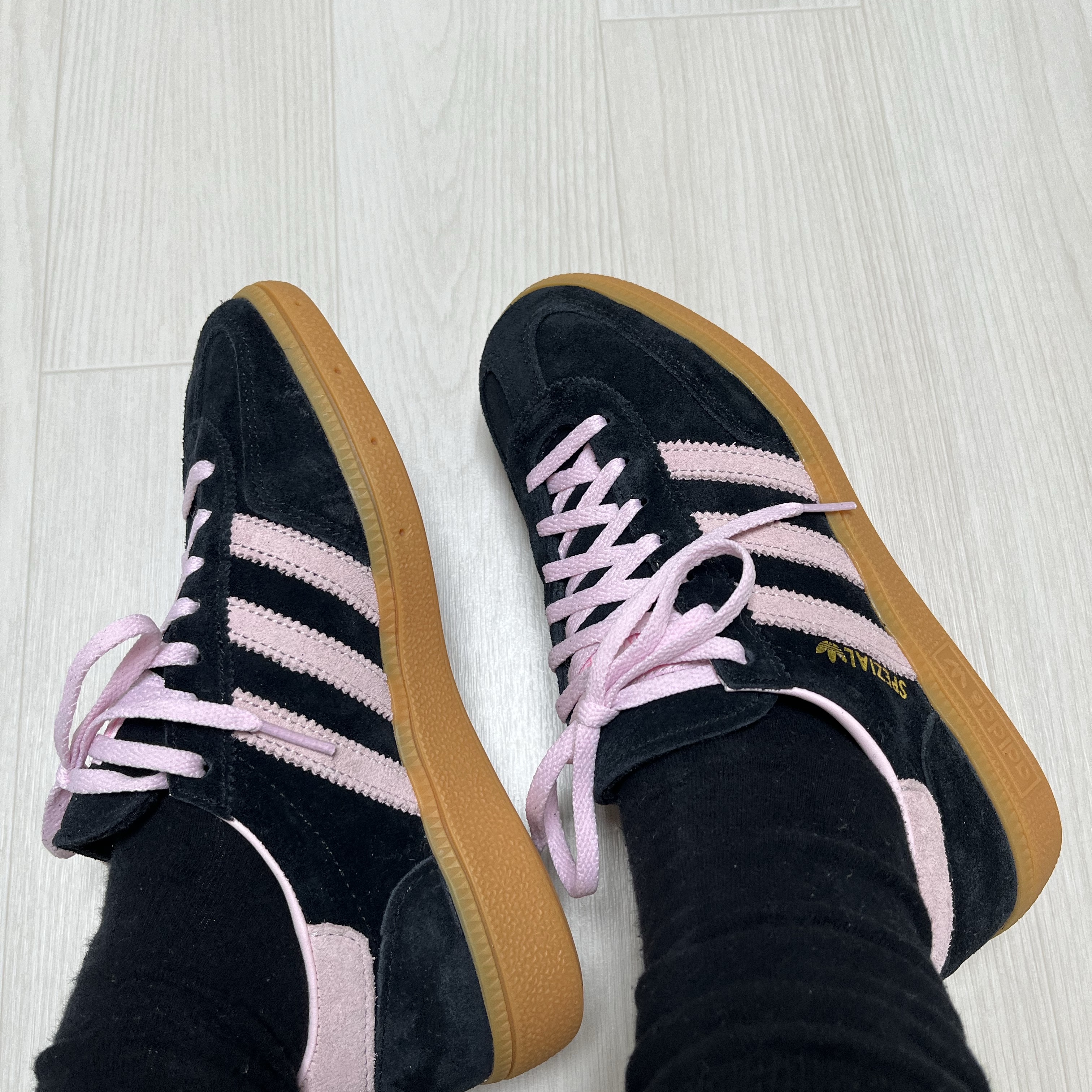 (W) Adidas Spezial Handball Core Black Clear Pink 착용 스타일 - 2