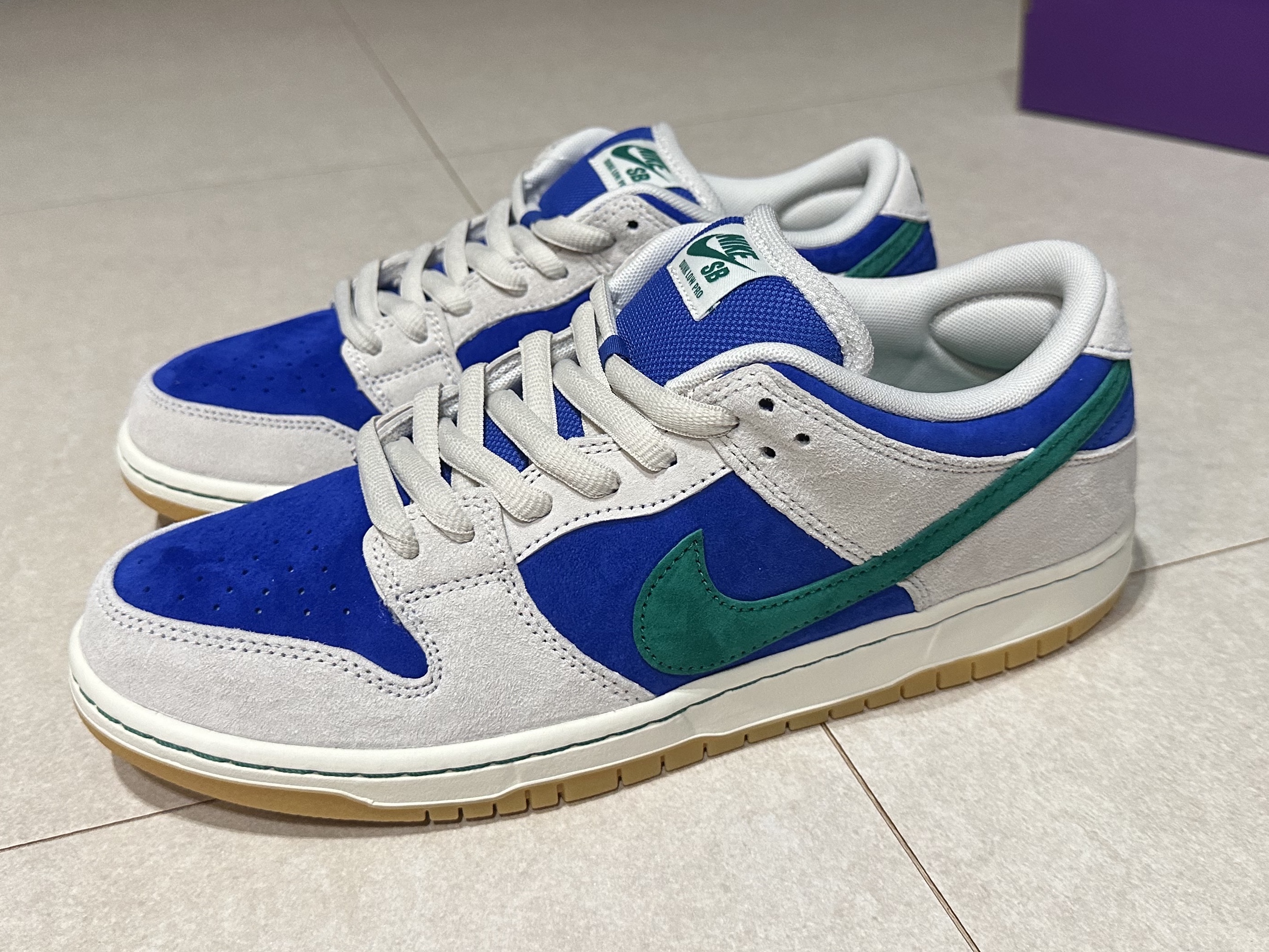 Nike SB Dunk Low Pro Phantom and Hyper Royal 착용 스타일 - 1