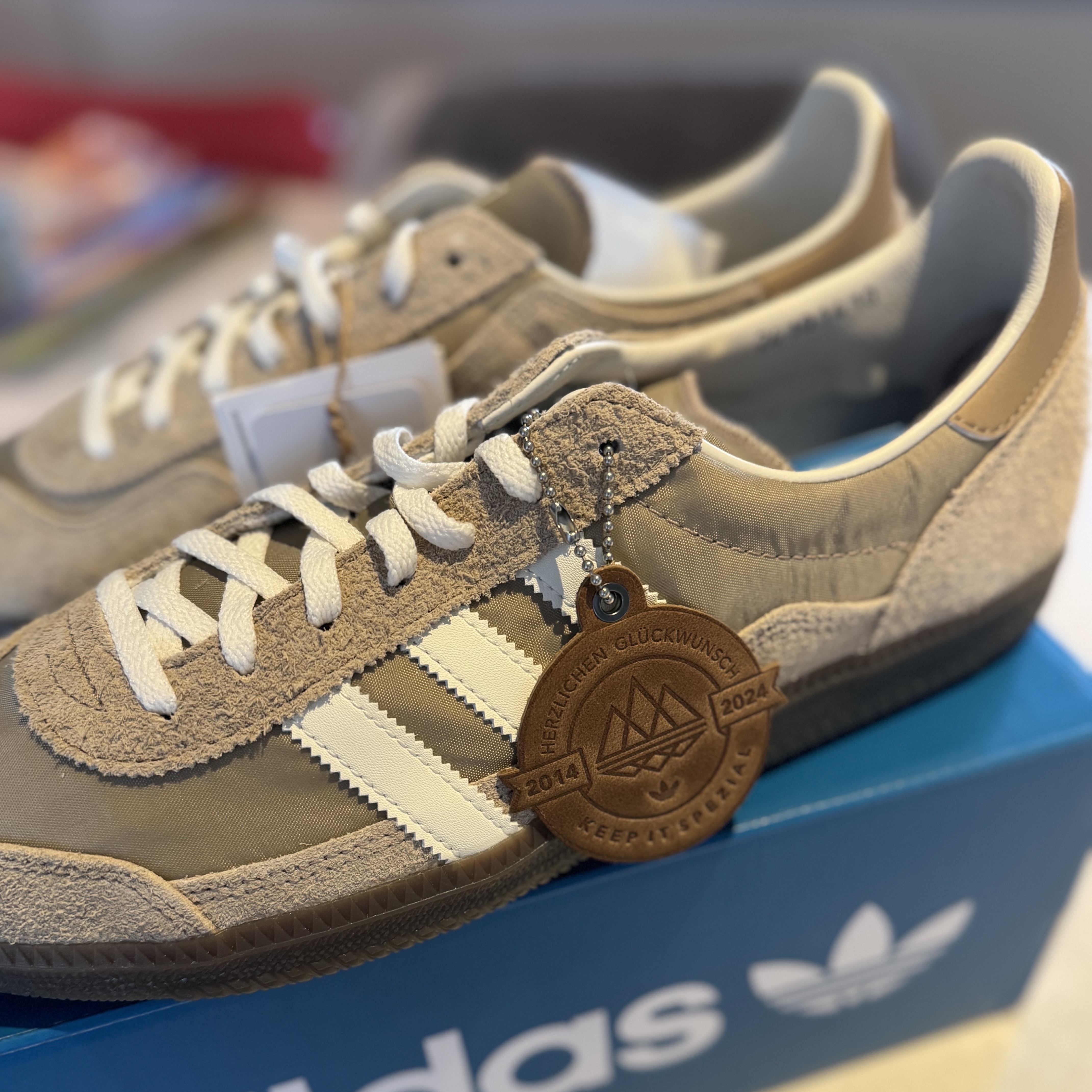 Adidas Wensley Spezial Cardboard Off White 착용 스타일 - 2