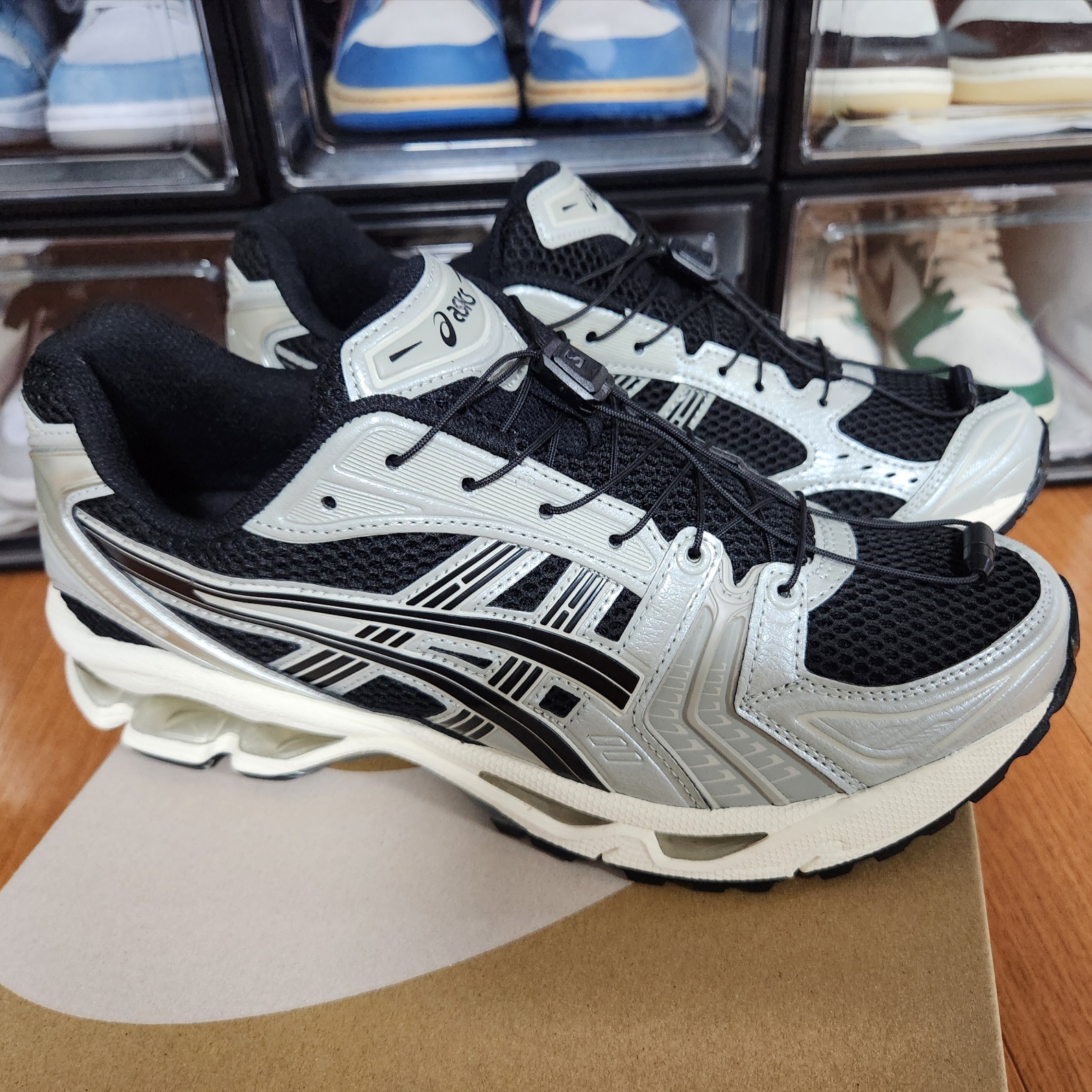 Asics Gel-Kayano 14 Black Seal Grey 착용 스타일 - 1