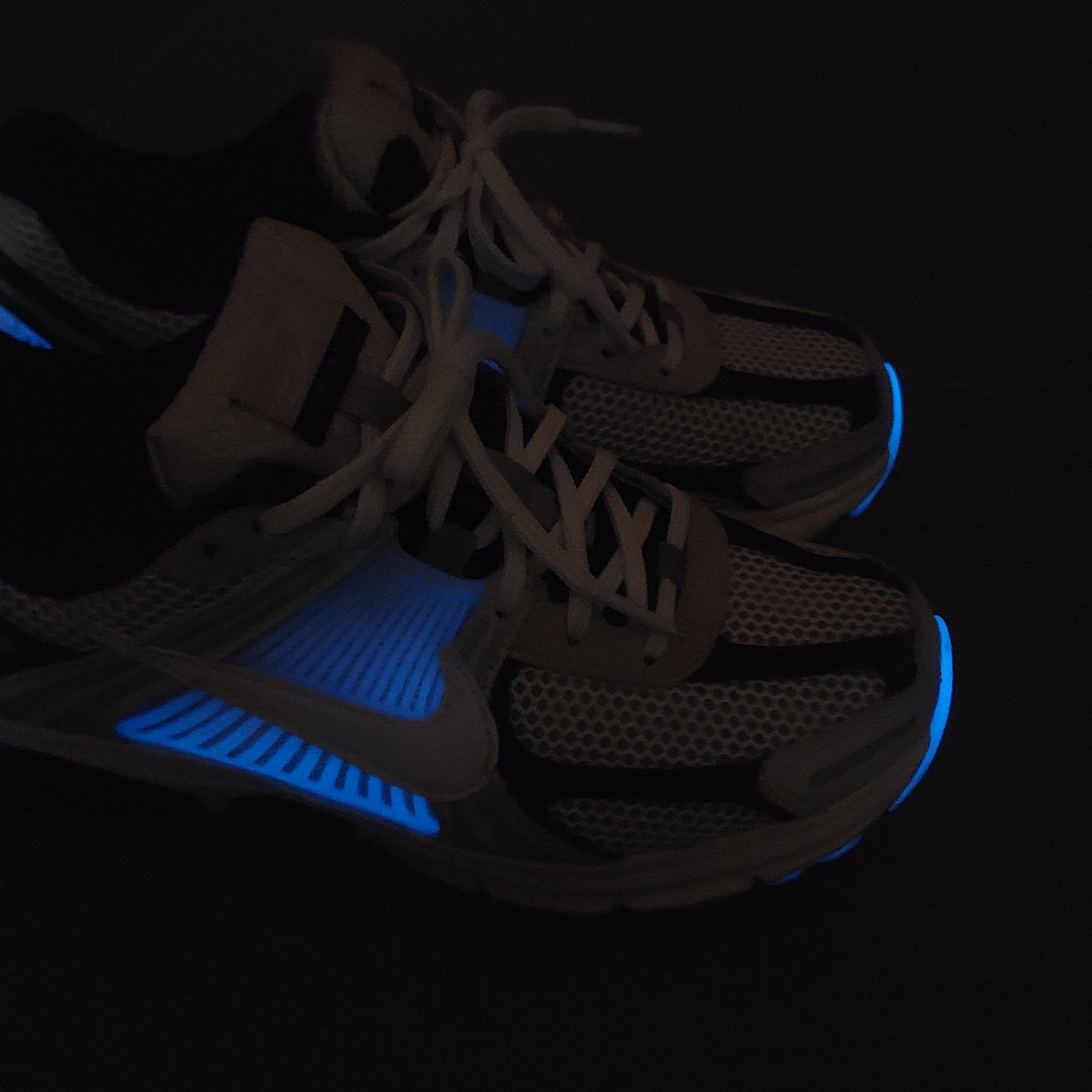 Nike Zoom Vomero 5 Light Bone and Black 착용 스타일