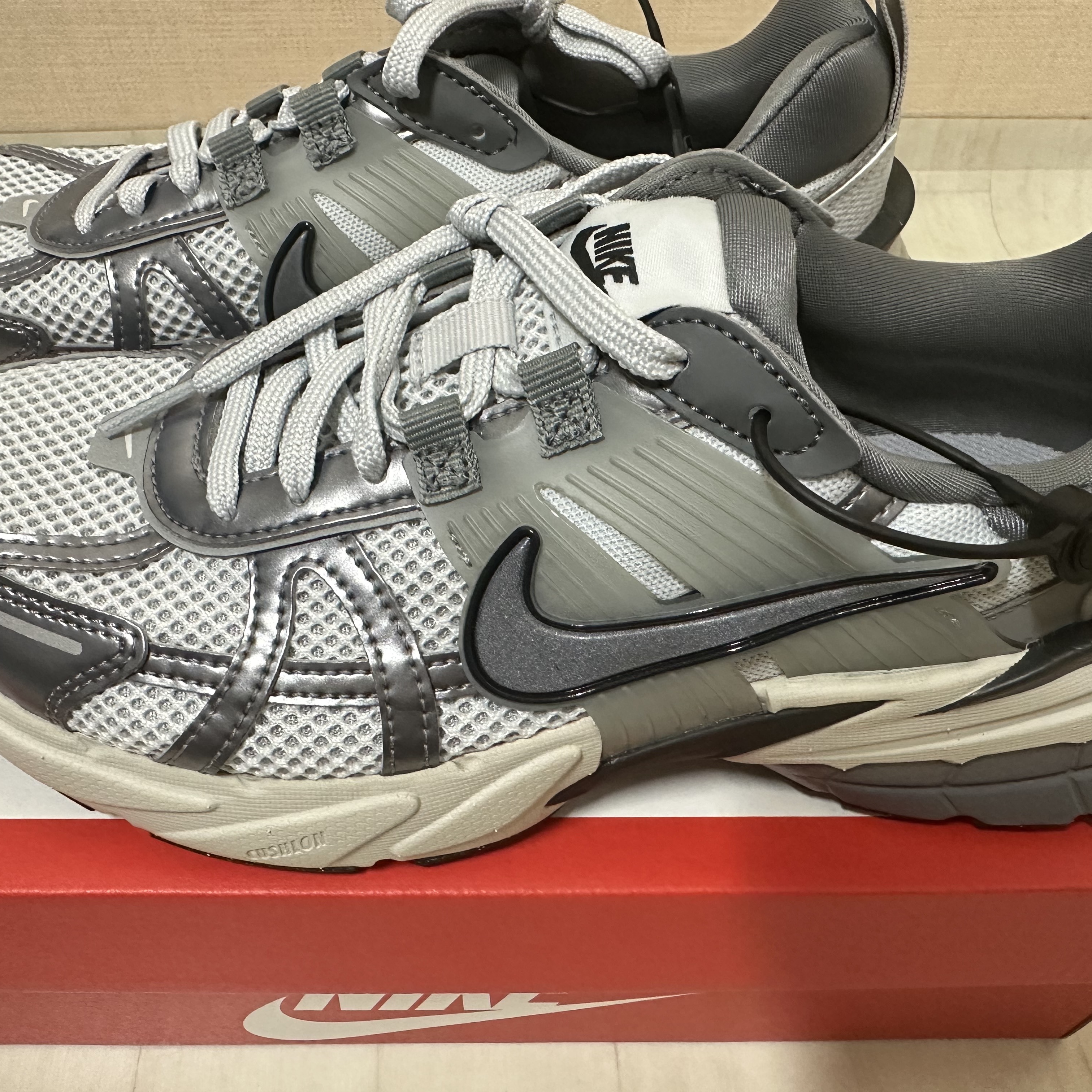 Nike V2K Run Pure Platinum Wolf Grey 착용 스타일