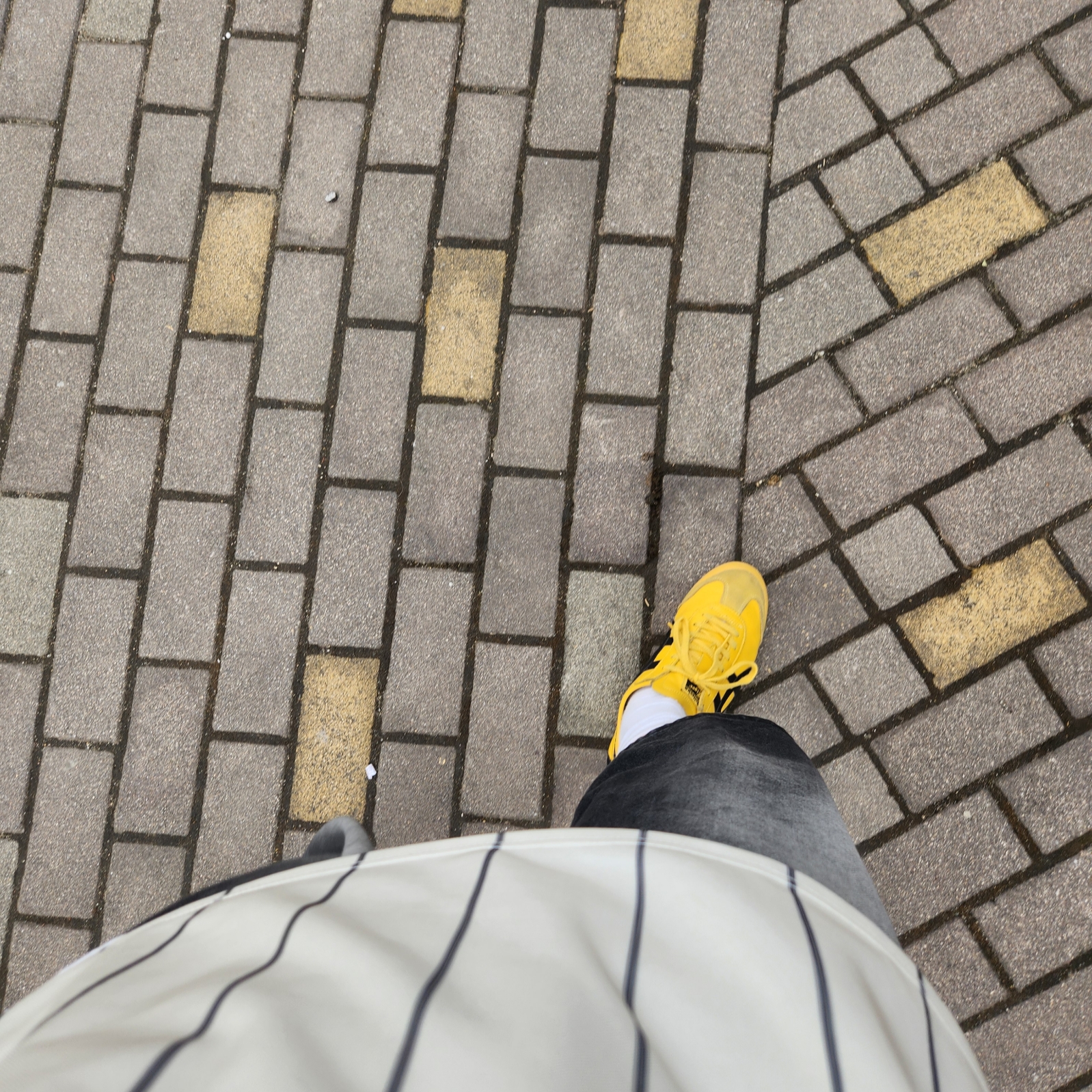 Onitsuka Tiger Mexico 66 Yellow Black 착용 스타일 - 1