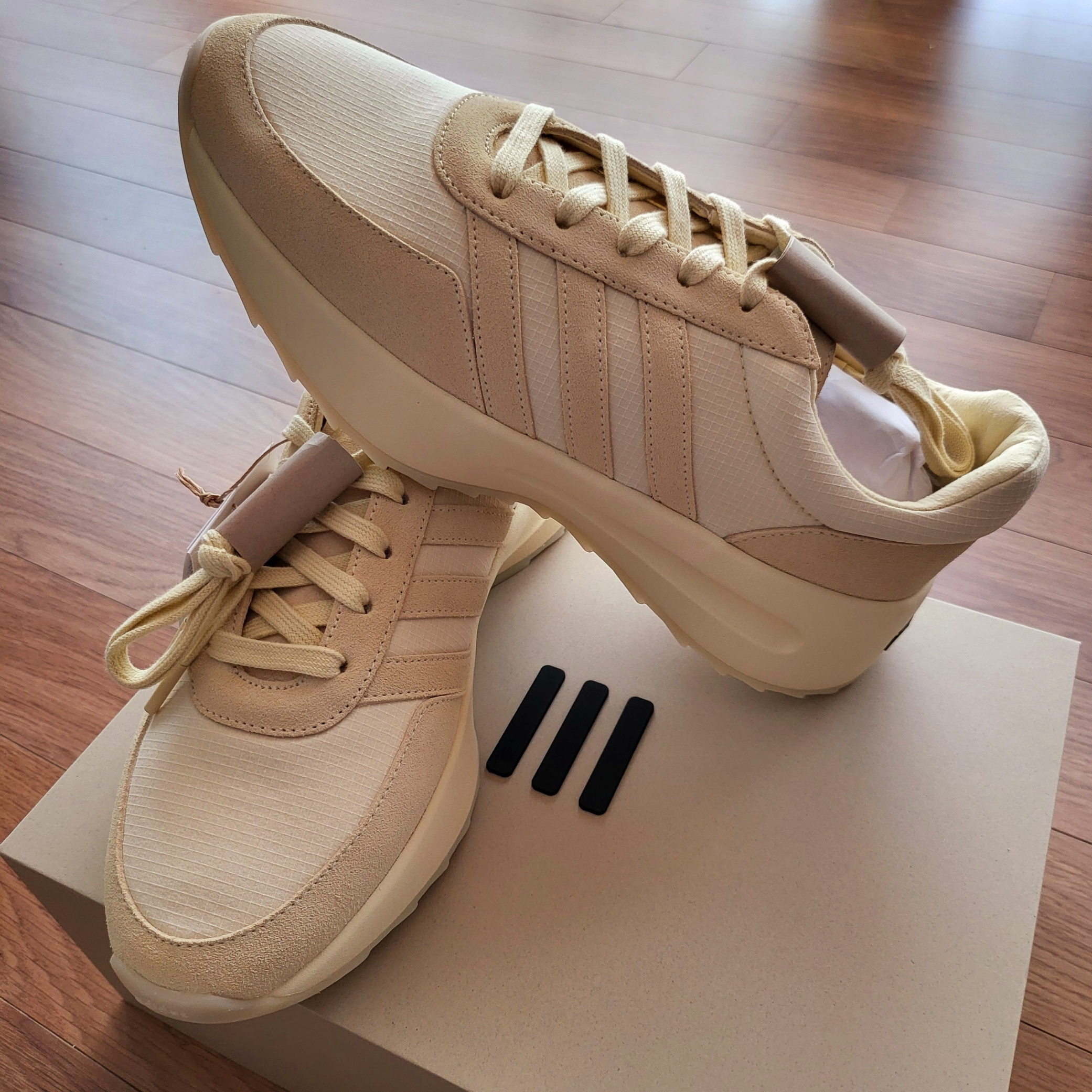 Adidas x Fear of God Athletics Los Angeles Pale Yellow 착용 스타일 - 2