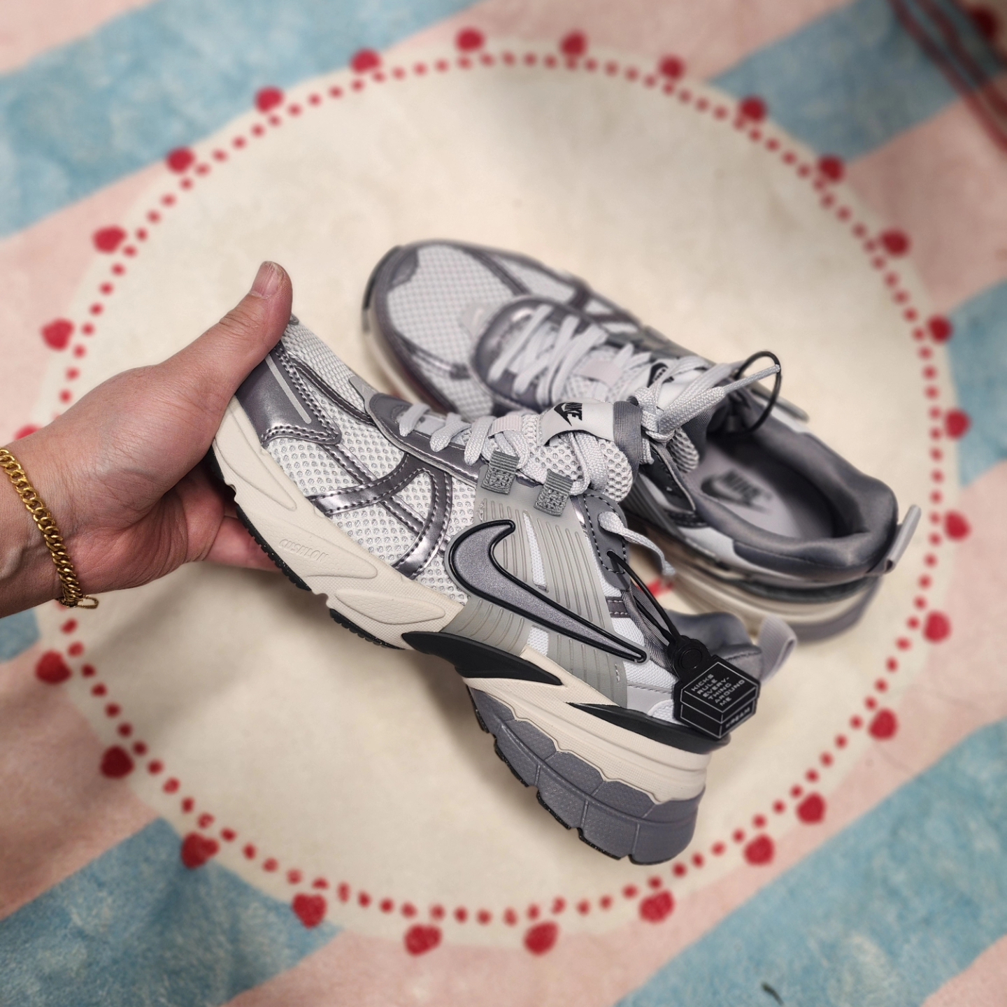 Nike V2K Run Pure Platinum Wolf Grey 착용 스타일 - 2