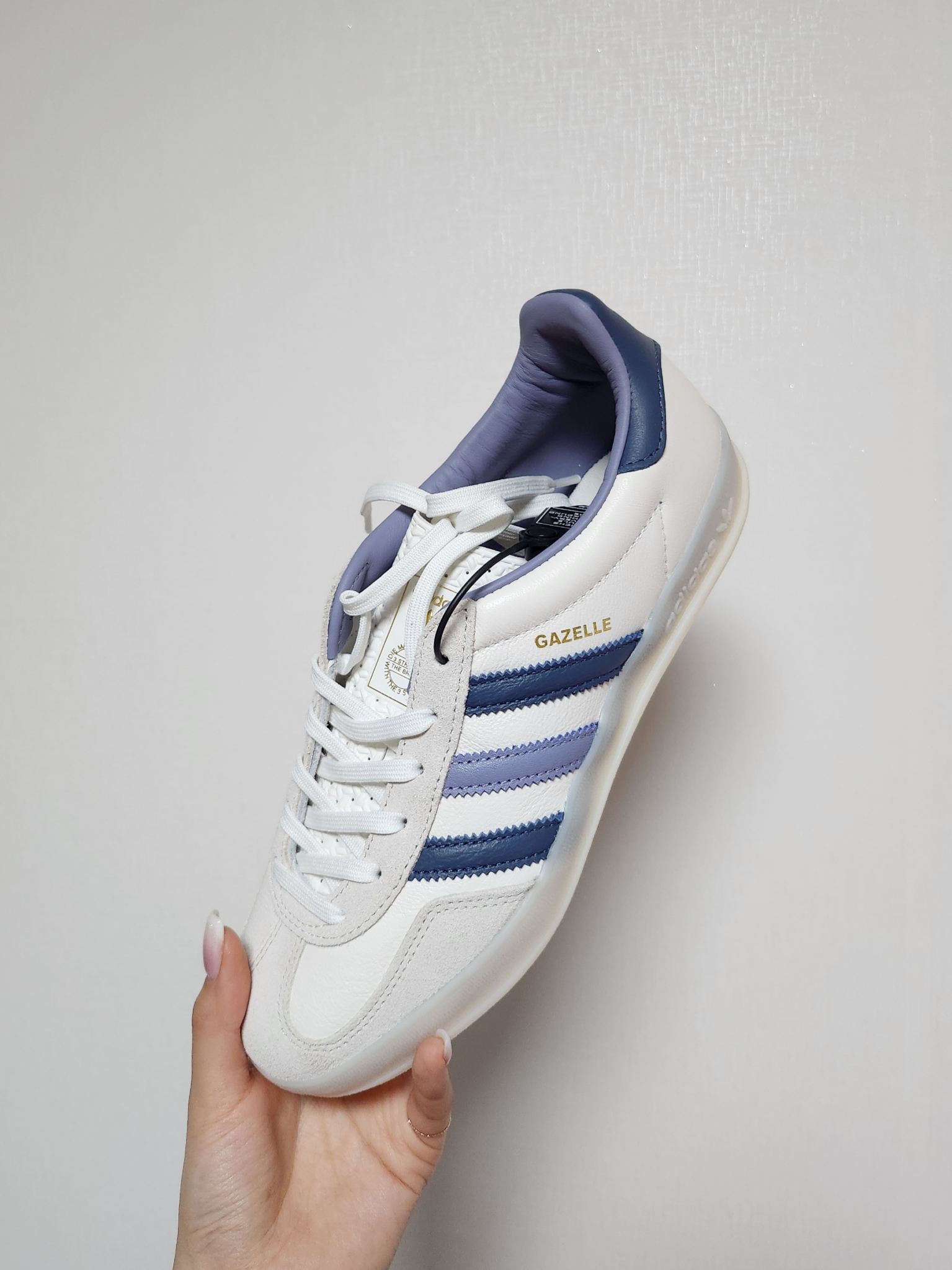 Adidas Gazelle Indoor Core White Preloved Ink 착용 스타일 - 5