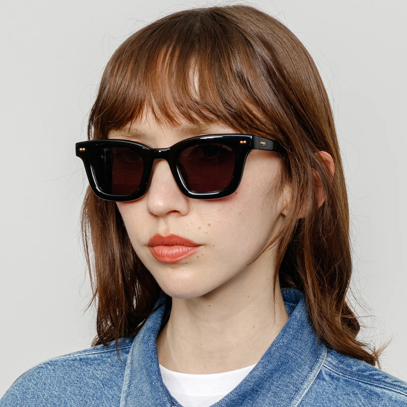 Stussy Ace Sunglasses Black Brown Lens 착용 스타일 - 1