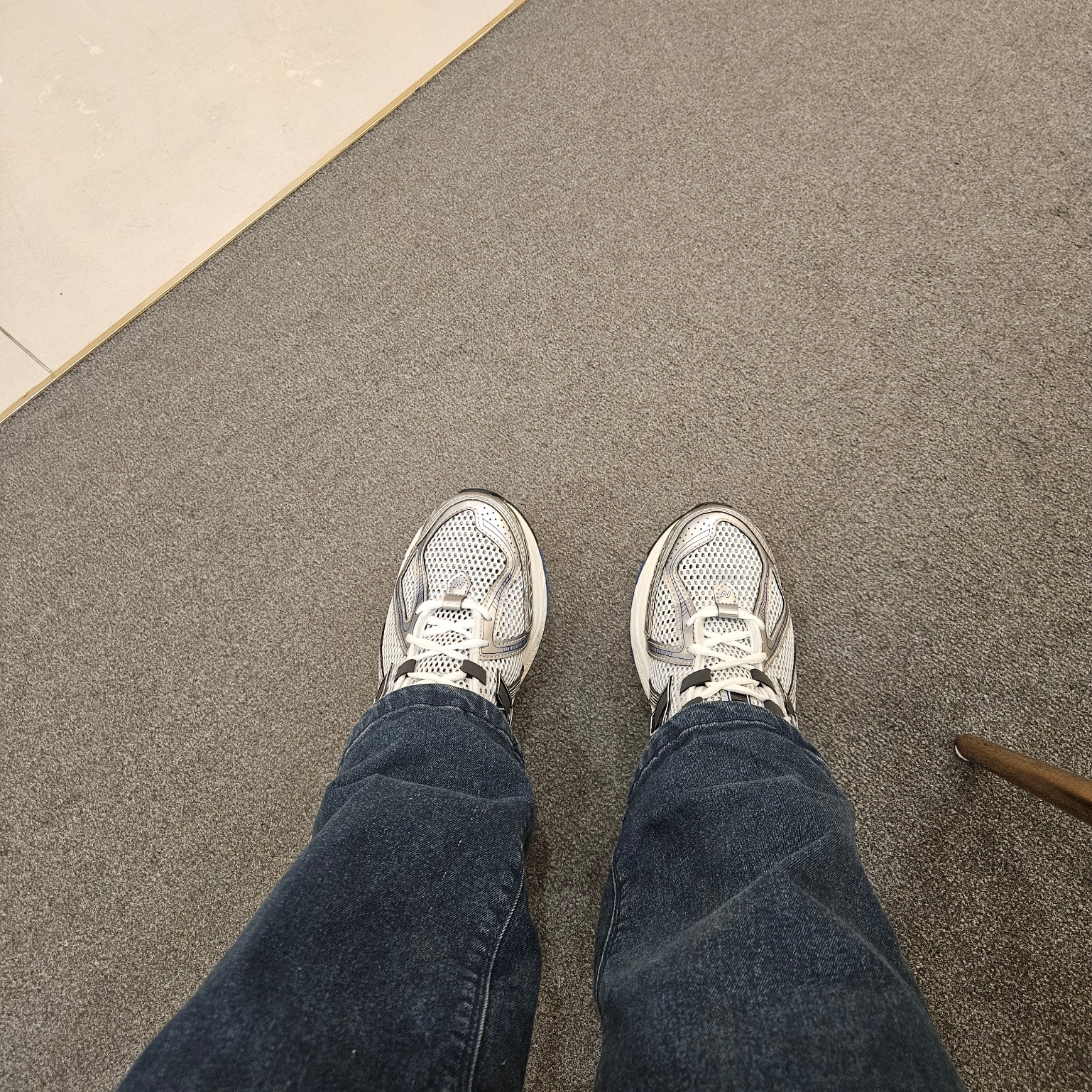 New Balance 1906R Silver Metallic 착용 스타일 - 1