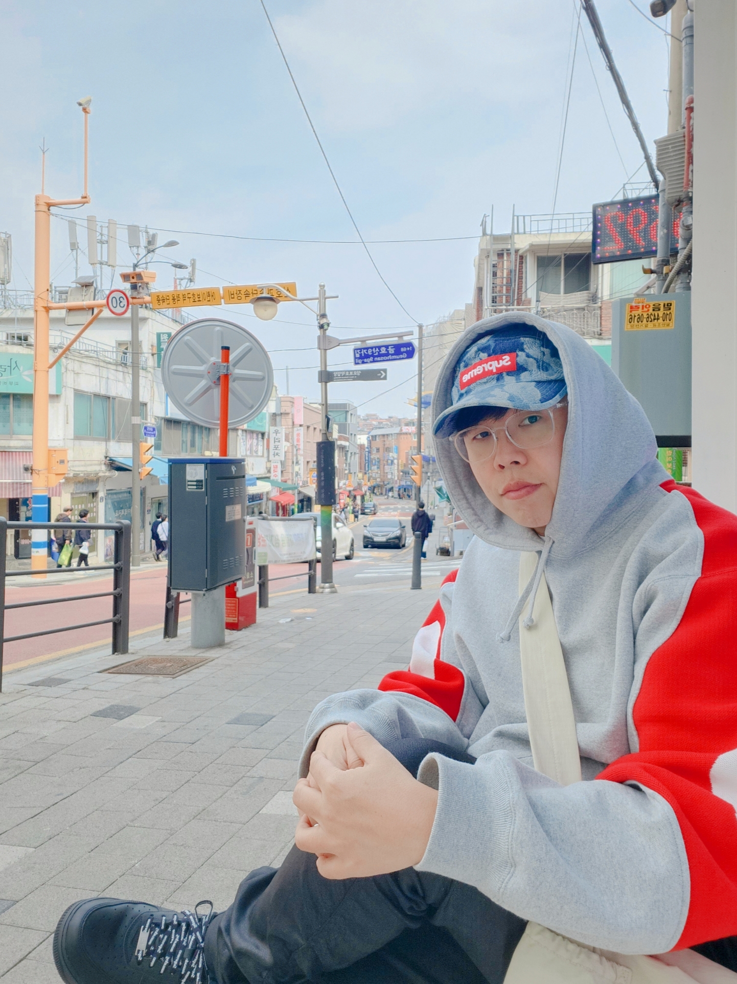 Supreme Flames Jacquard Denim Camp Cap Washed Indigo - 23SS, Supreme Big Logo Jacquard Hooded Sweatshirt Heather Grey - 23FW 착용 스타일