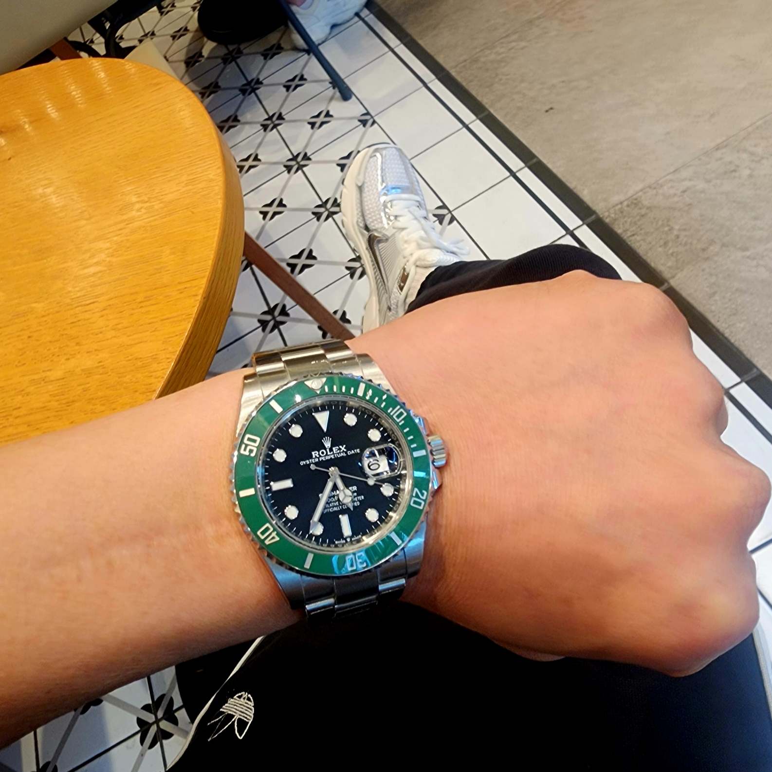 (W) Nike Zoom Vomero 5 Photon Dust and Metallic Silver, Rolex Submariner Date 41mm 126610LV Black Oyster 착용 스타일 - 2