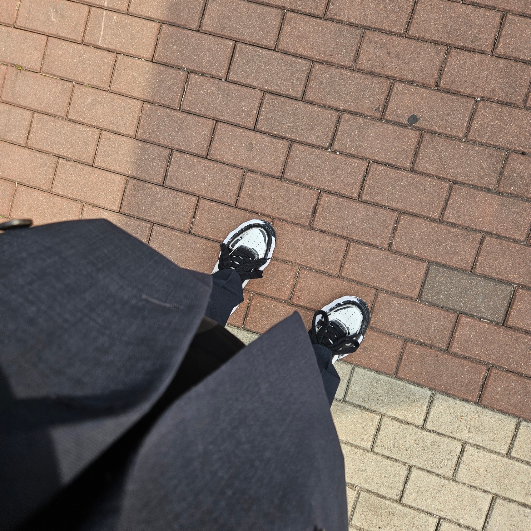 Maison Mihara Yasuhiro Wayne OG Sole Printed Leather Low-top Sneakers Black White 착용 스타일