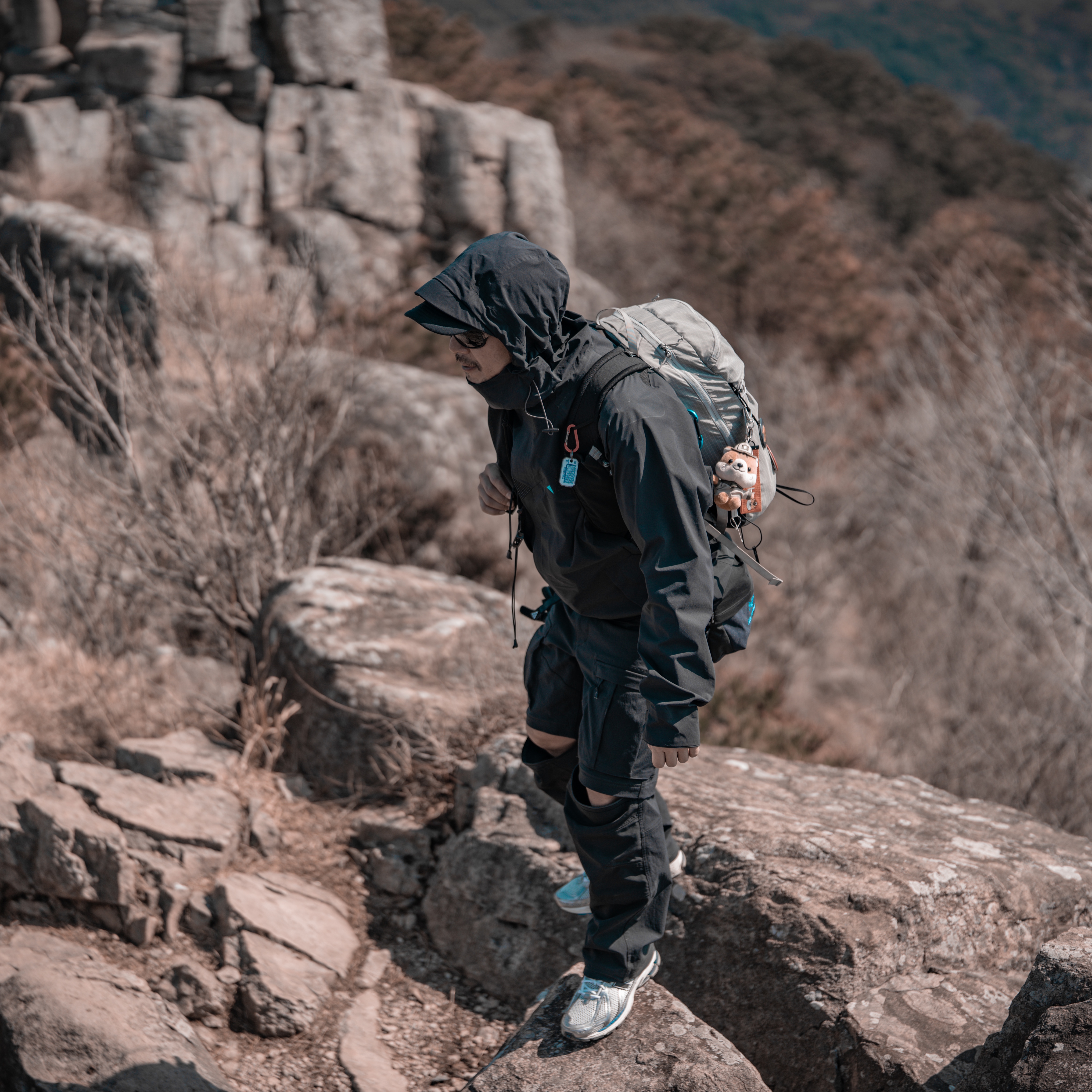 New Balance 1906R Silver Metallic, Nike ACG Smith Summit Cargo Pants Black Anthracite - Asia 착용 스타일 - 1