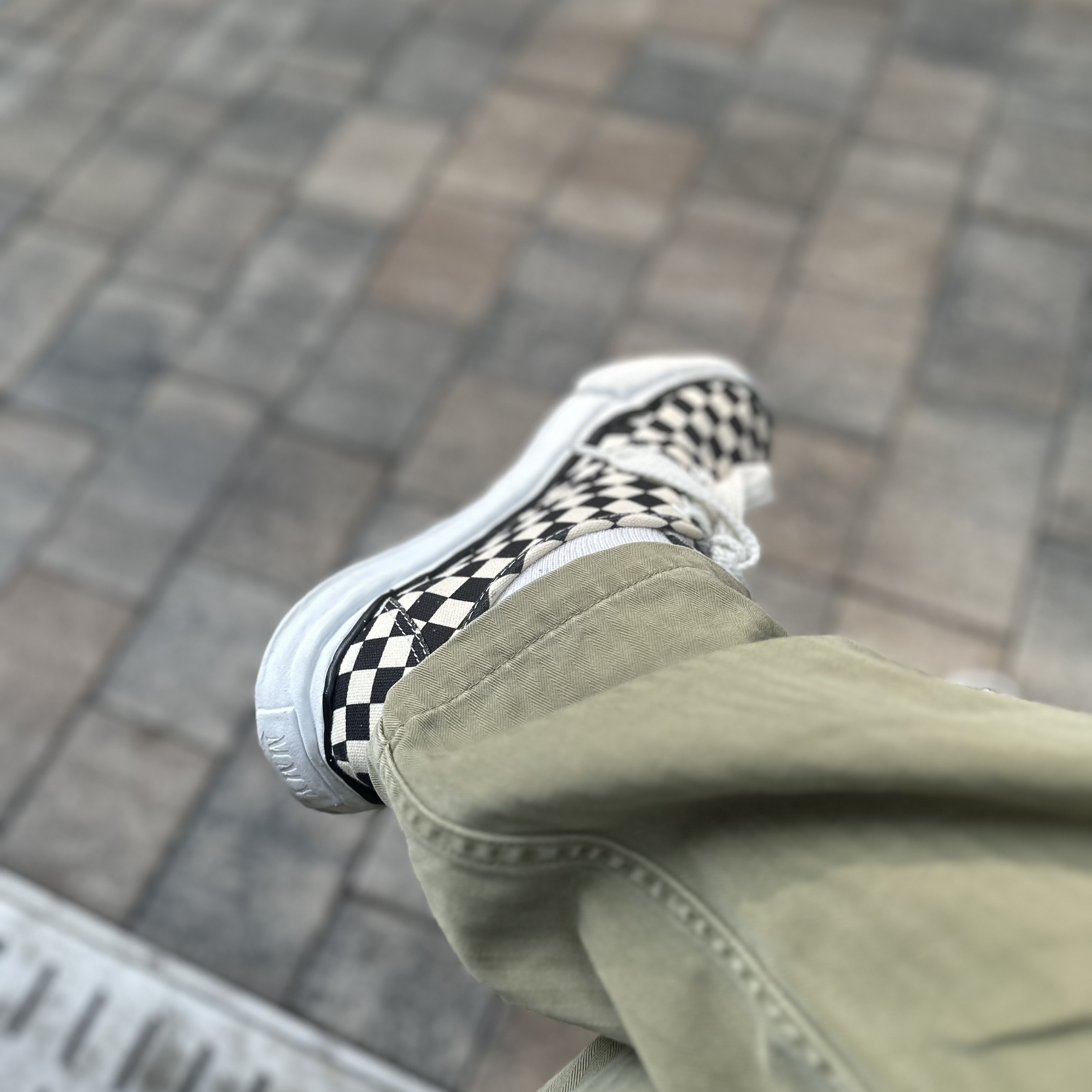 Maison Mihara Yasuhiro Baker OG Sole Canvas Low Cut Sneakers Black White, Kapital Sulfurized Herringbone Easy Baker Pants Studs Remake Khaki 착용 스타일 - 2