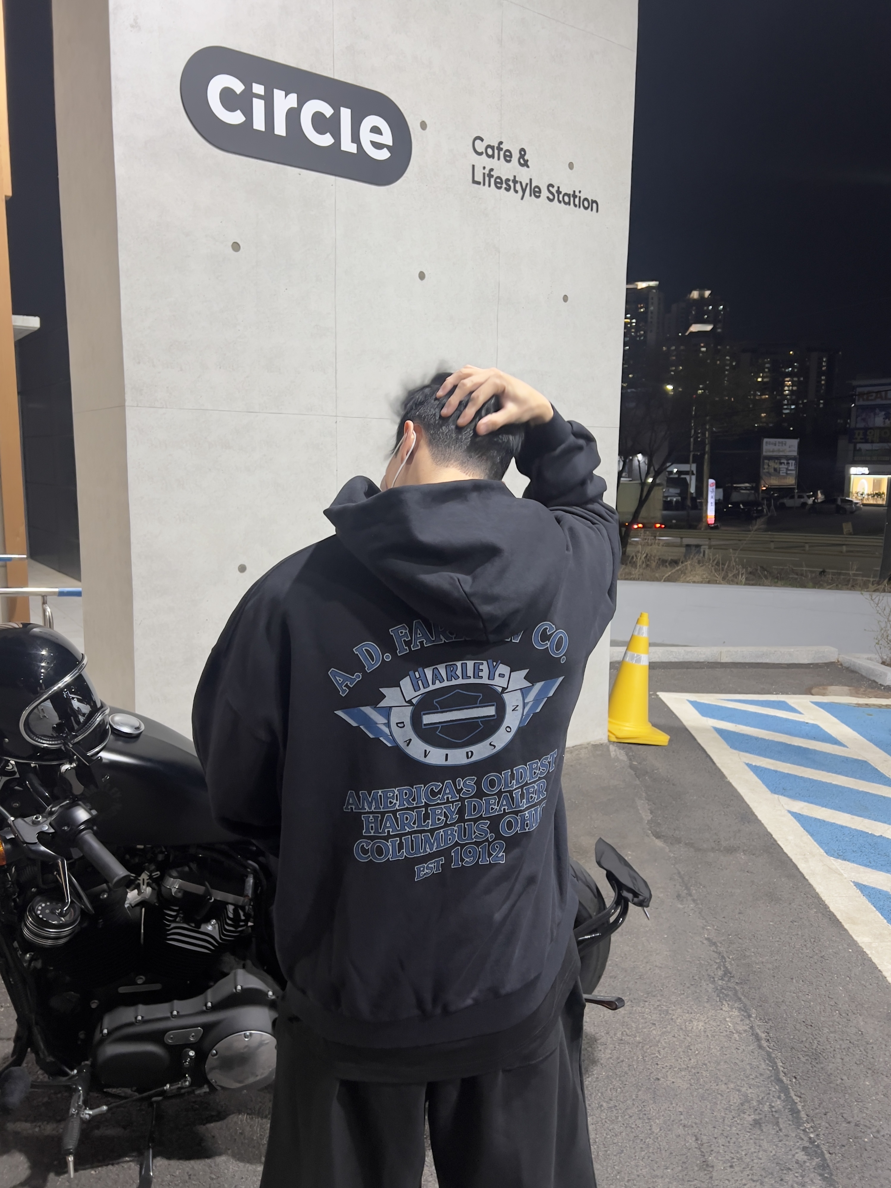 Oakley Factory Team x Brain Dead Flesh White Birch 착용 스타일 - 3