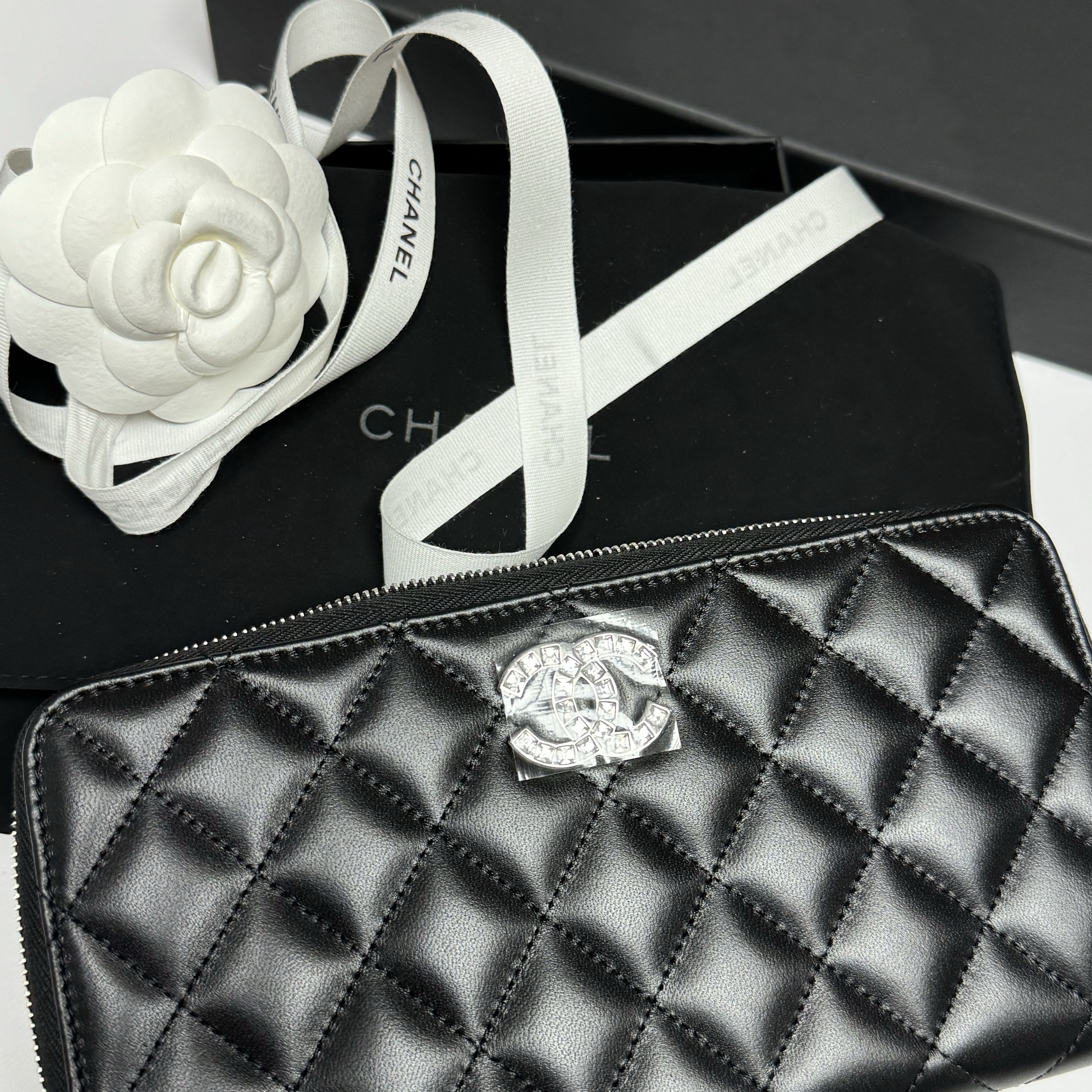 Chanel Long Zipped Wallet Lambskin Strass & Silver Black 착용 스타일 - 3
