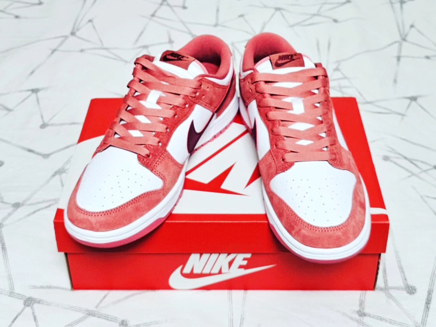 (W) Nike Dunk Low Valentine Day White Adobe 착용 스타일 - 3