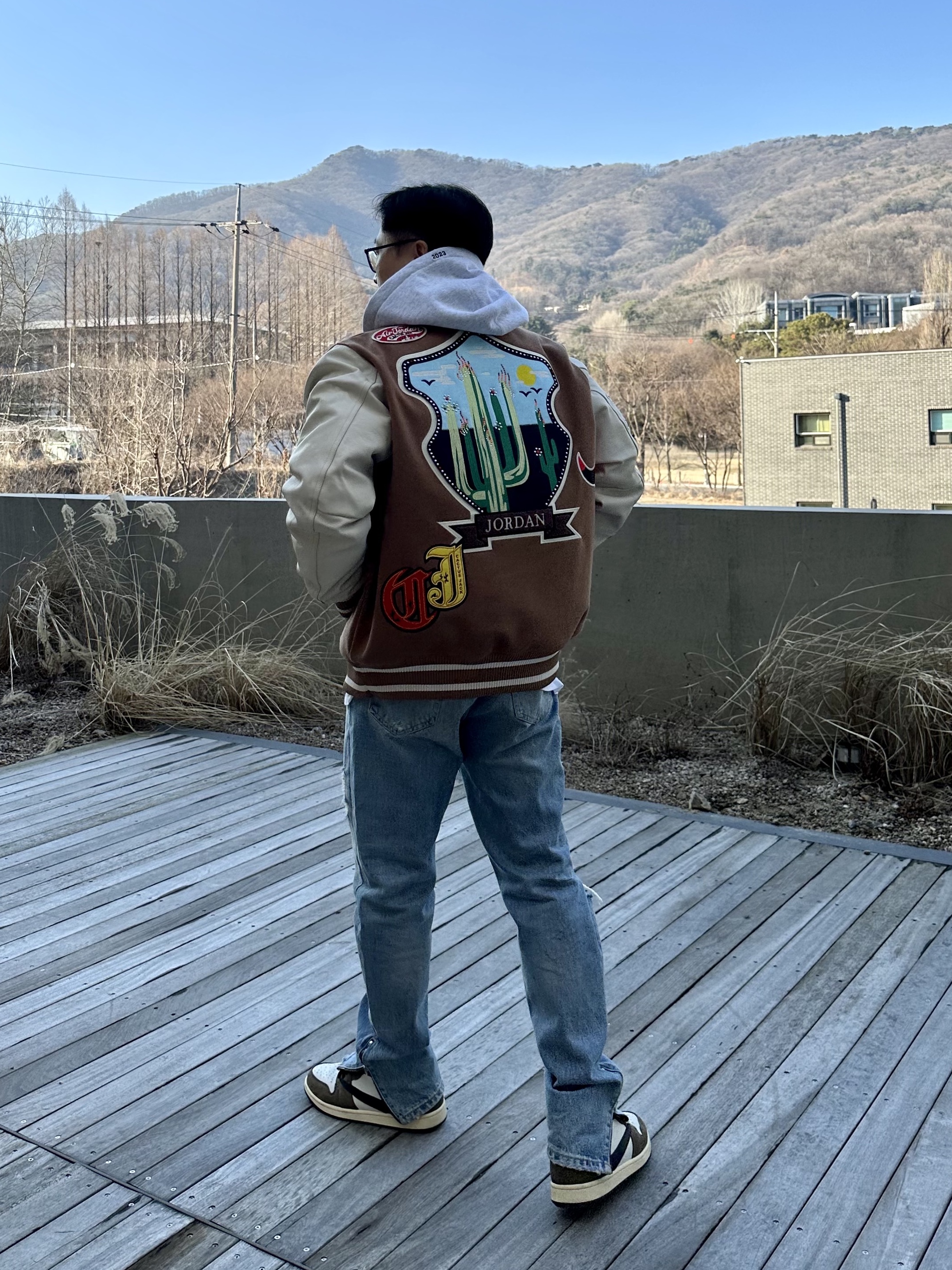 Jordan x Travis Scott Varsity Jacket Antique Brown - US/EU, Jordan 1 x Travis Scott Retro High OG SP Mocha 착용 스타일 - 1
