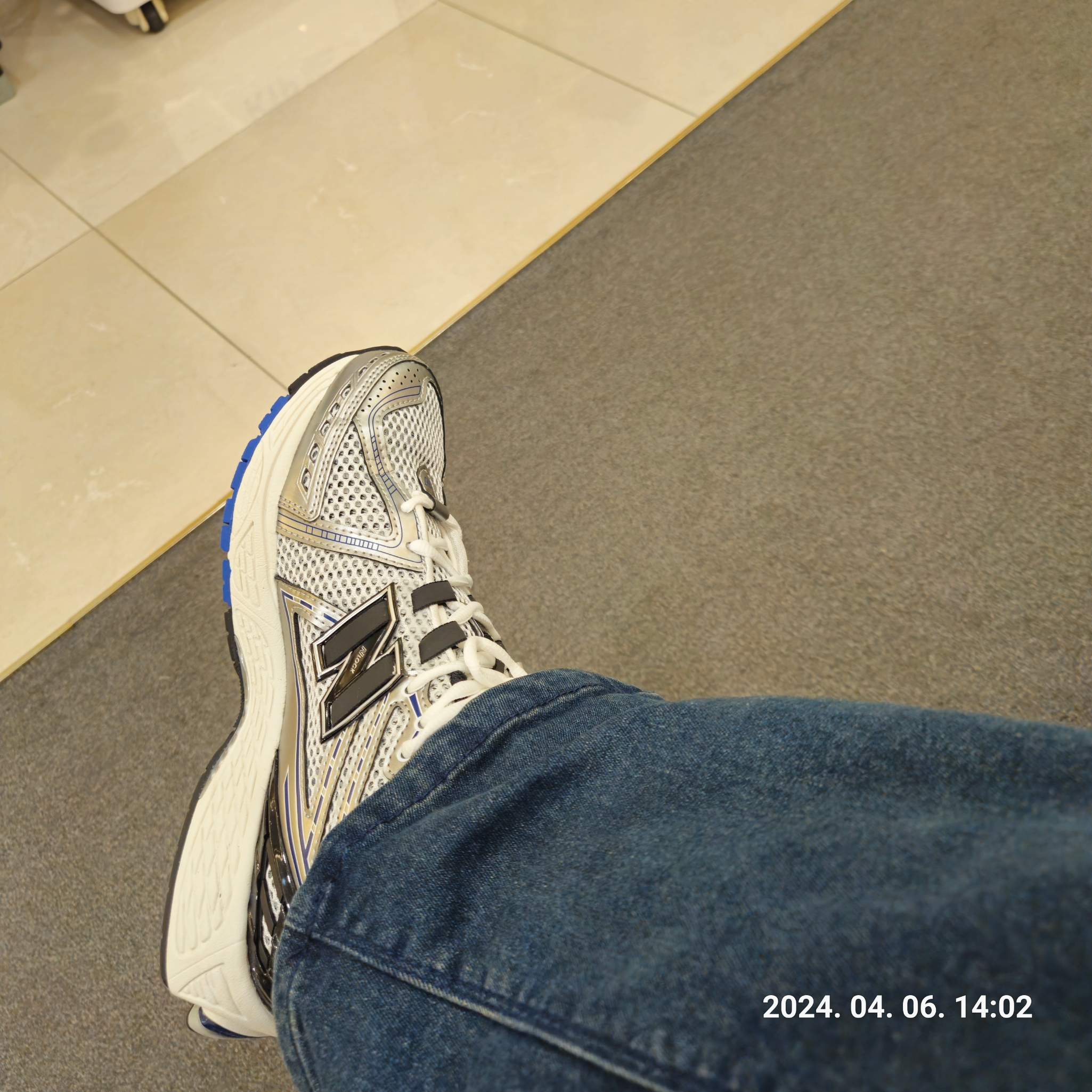 New Balance 1906R Silver Metallic 착용 스타일 - 2