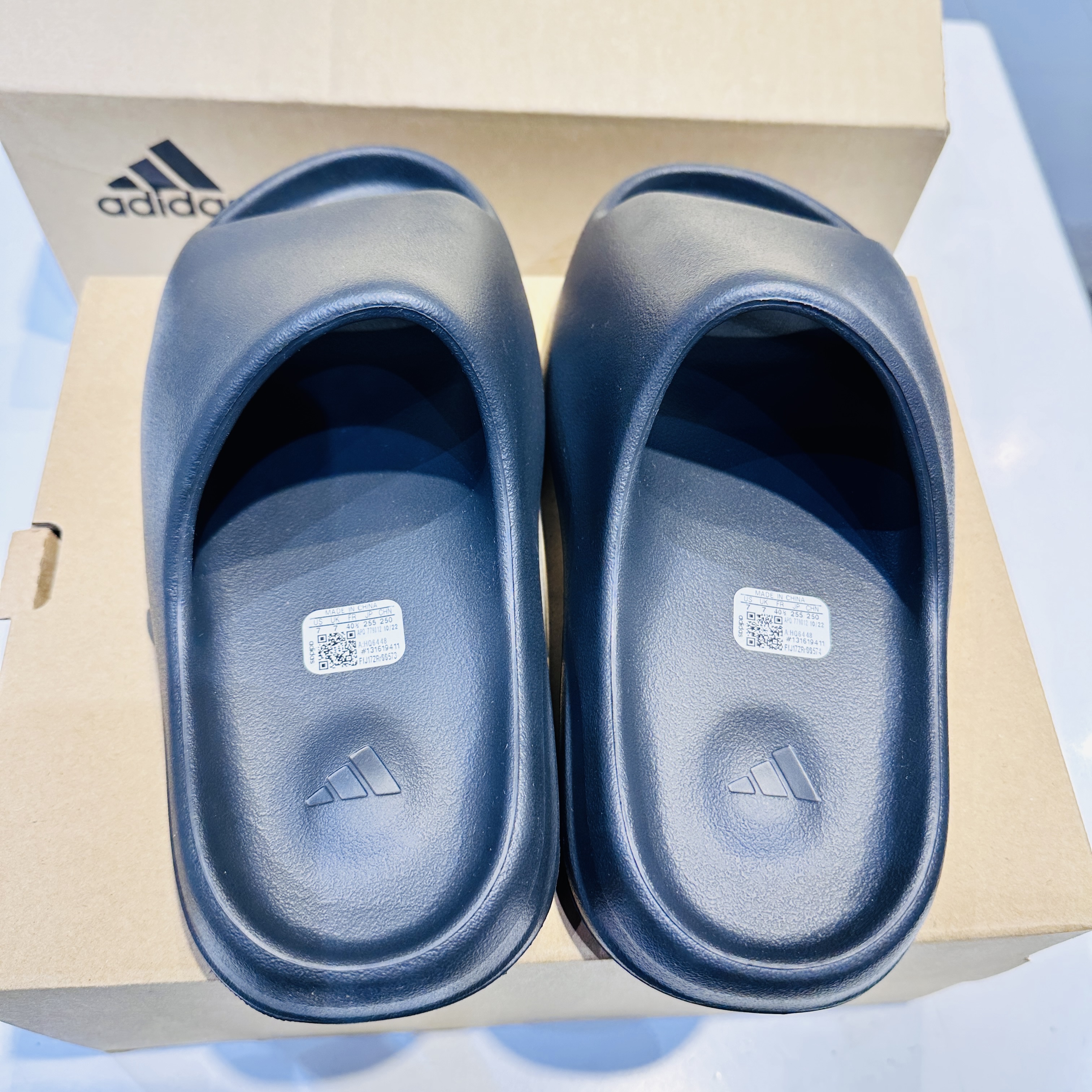 Adidas Yeezy Slide Onyx 착용 스타일 - 3
