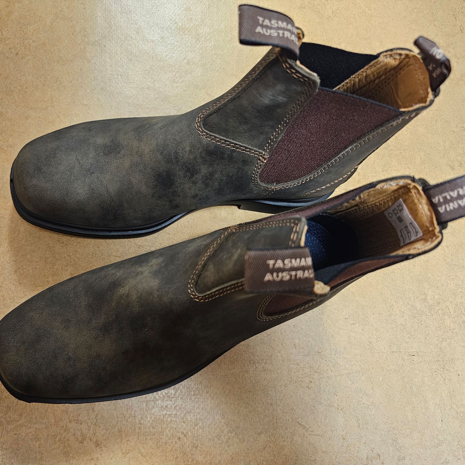 BLUNDSTONE Dress 1306 Chelsea Boots Rustic Brown 착용 스타일 - 1